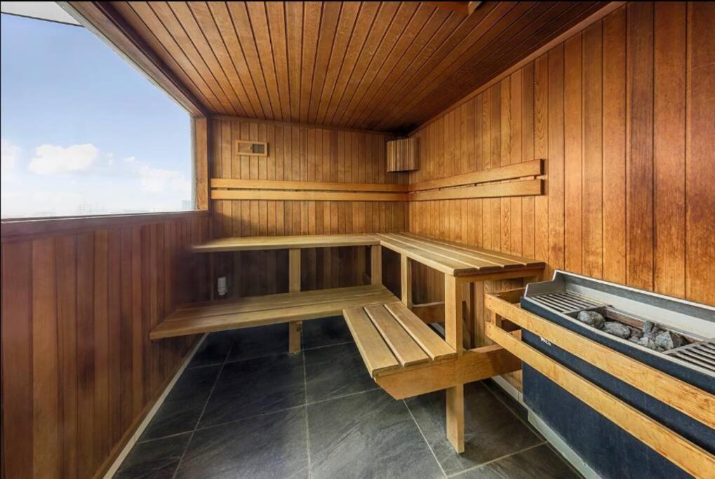 Luxury 2BR apartment in the heart of CBD
