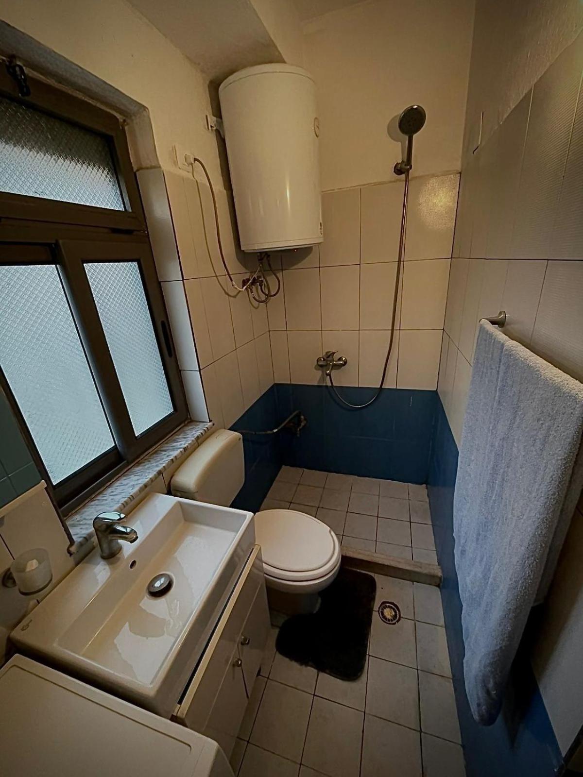 Santa Apartment, Tirana