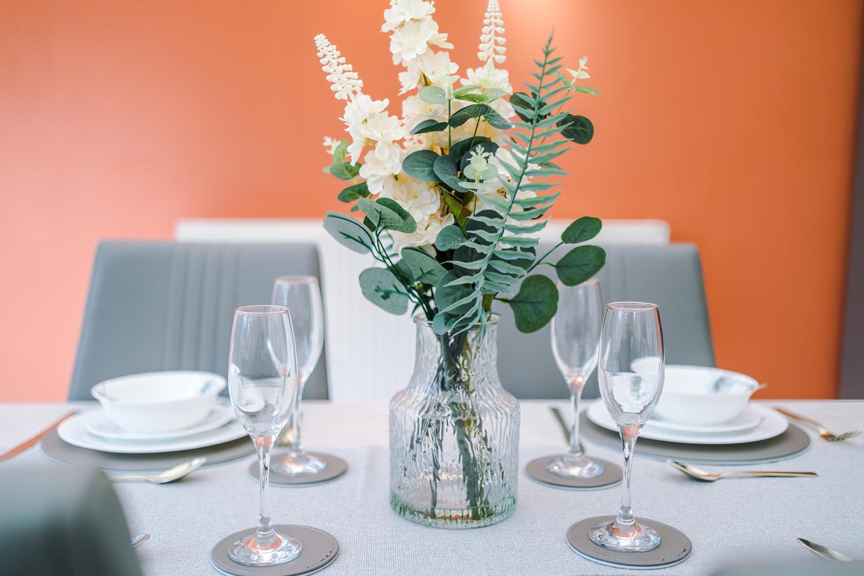 The Lyme Lounge - Contemporary & Beautiful 3BR Home - Sleeps 7 with Parking & WiFi in New Castle - Ideal for Business & Leisure Stays by Parydise Propertie