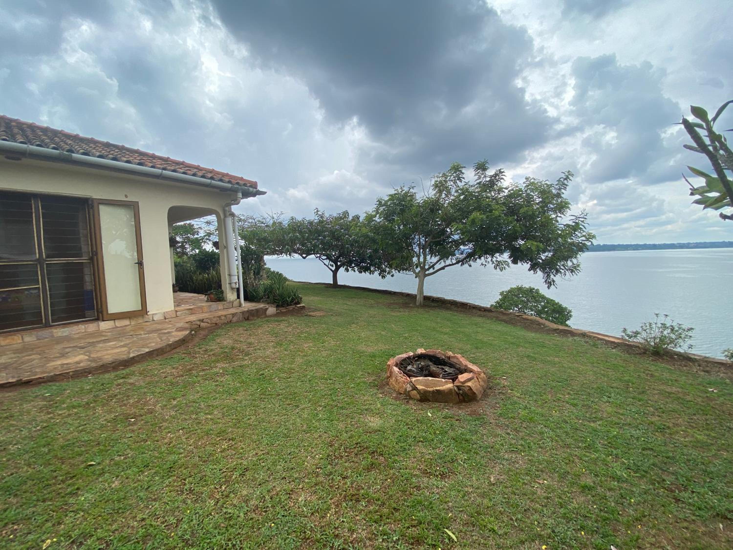 Peaceful rural lakeside cottage