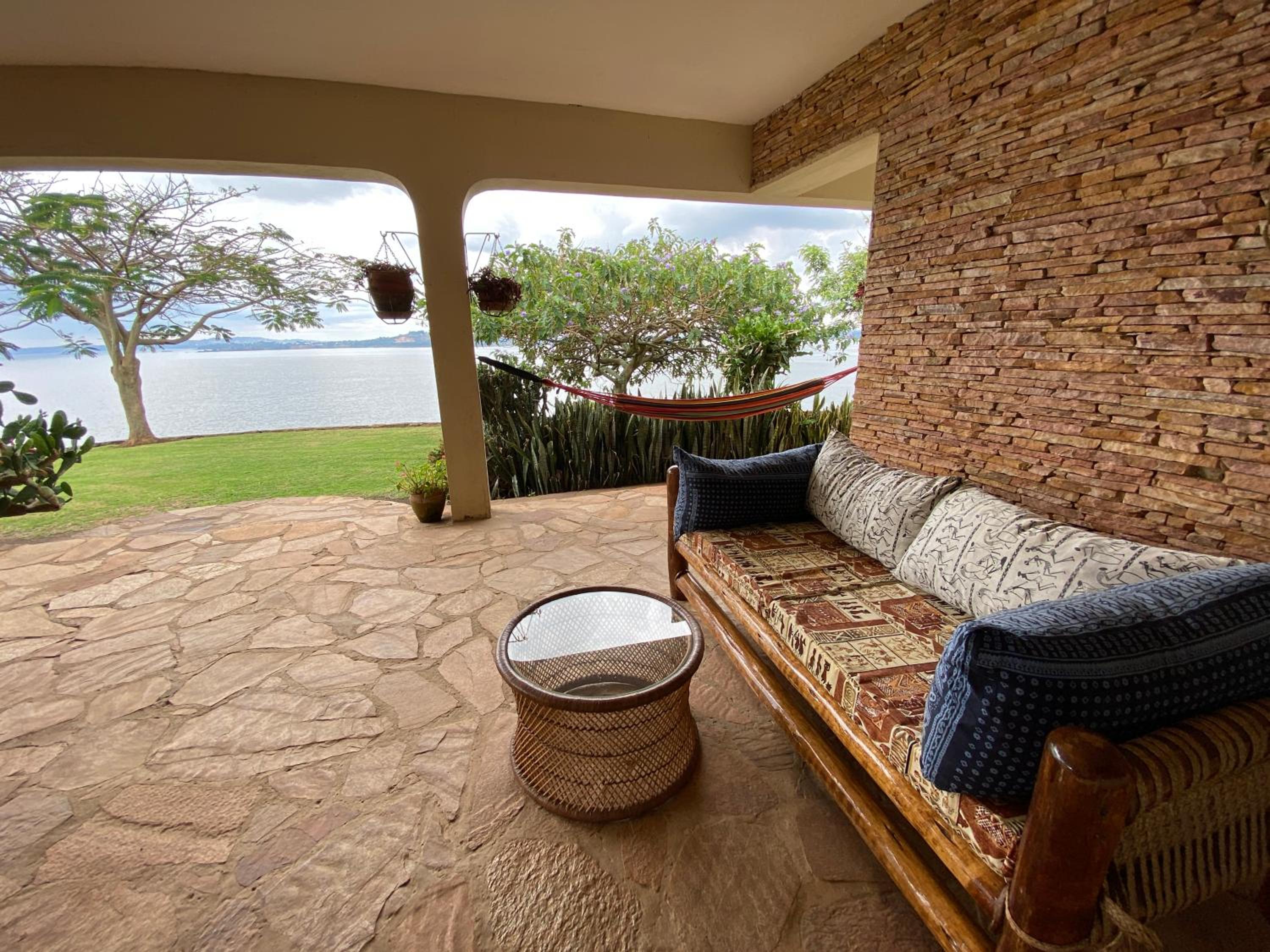 Peaceful rural lakeside cottage