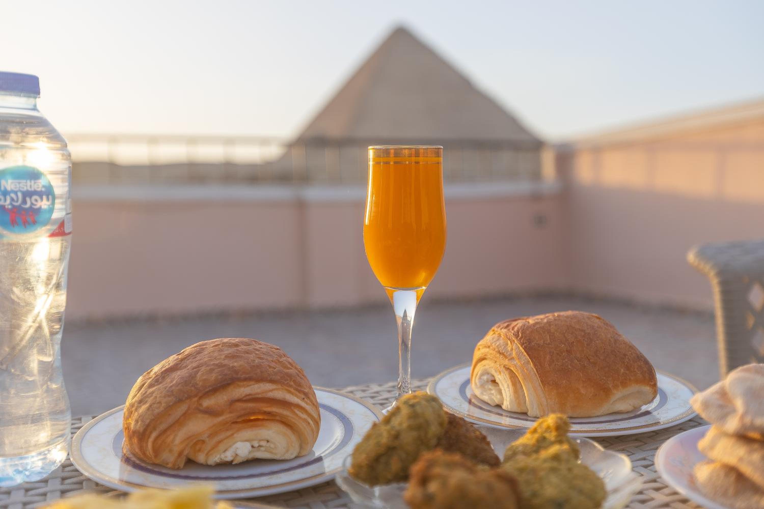 Grensha Pyramids inn
