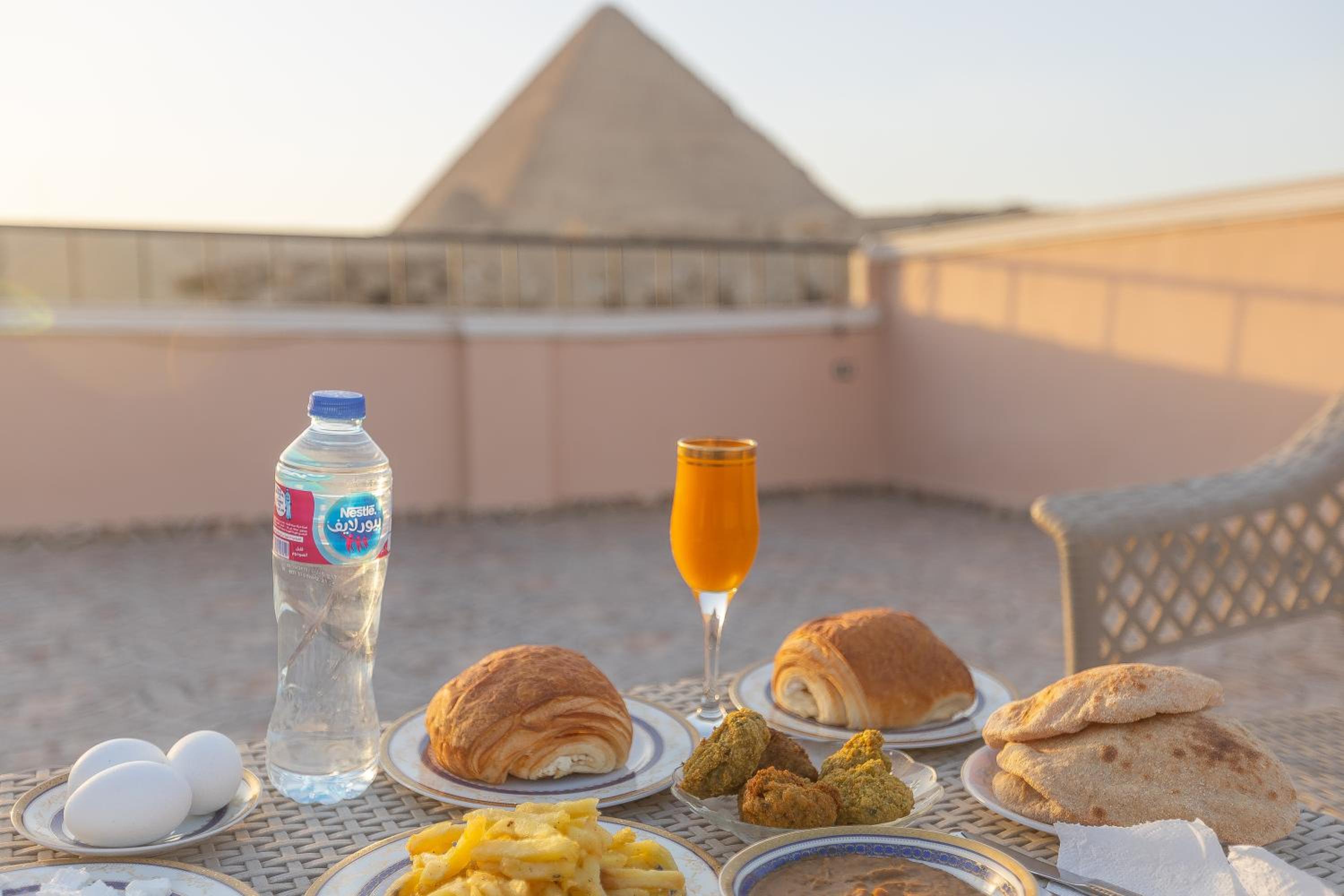 Grensha Pyramids inn