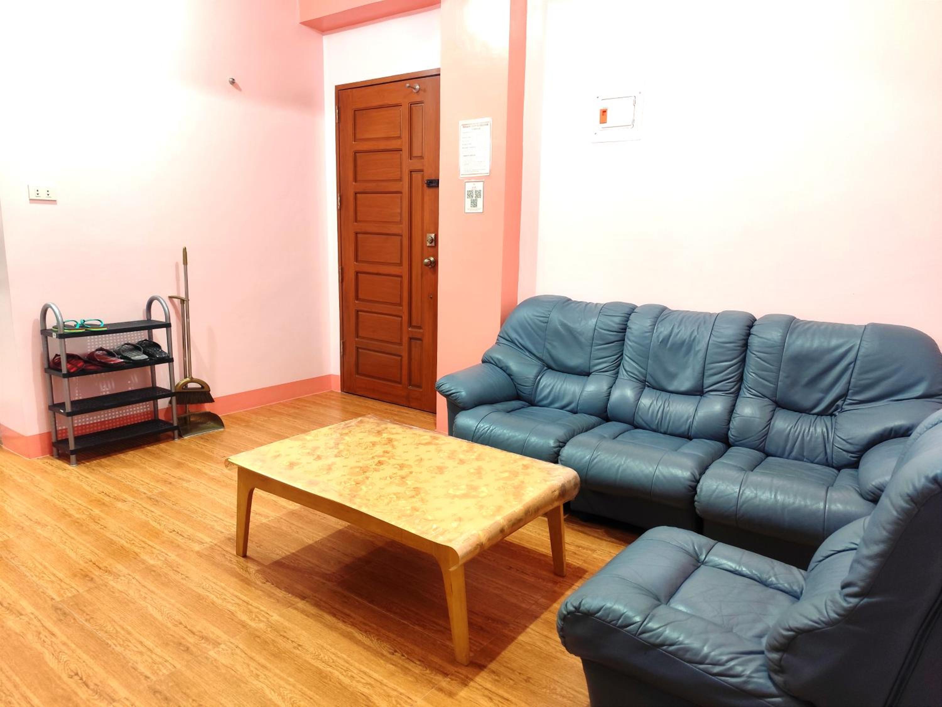 TripleG's Transient Apartment House with FREE PARKING and CCTV view 4