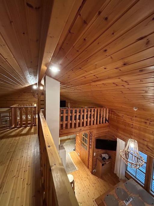 Peaceful Cabin Near Skiing Routes!