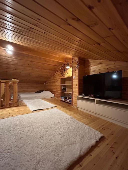Peaceful Cabin Near Skiing Routes!