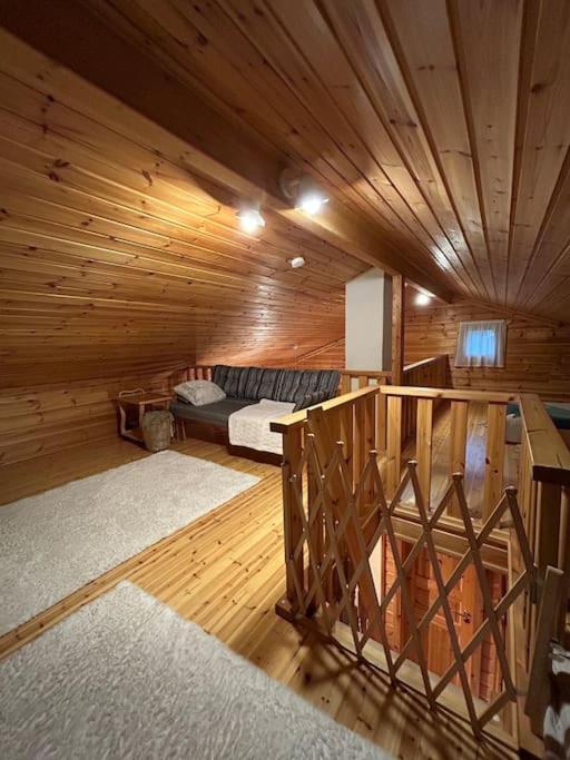 Peaceful Cabin Near Skiing Routes!