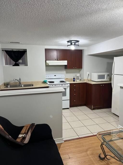 1200 sq 2 Bdrms Suite near Toronto Airport