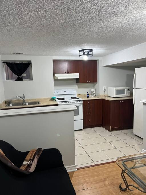 1200 sq 2 Bdrms Suite near Toronto Airport