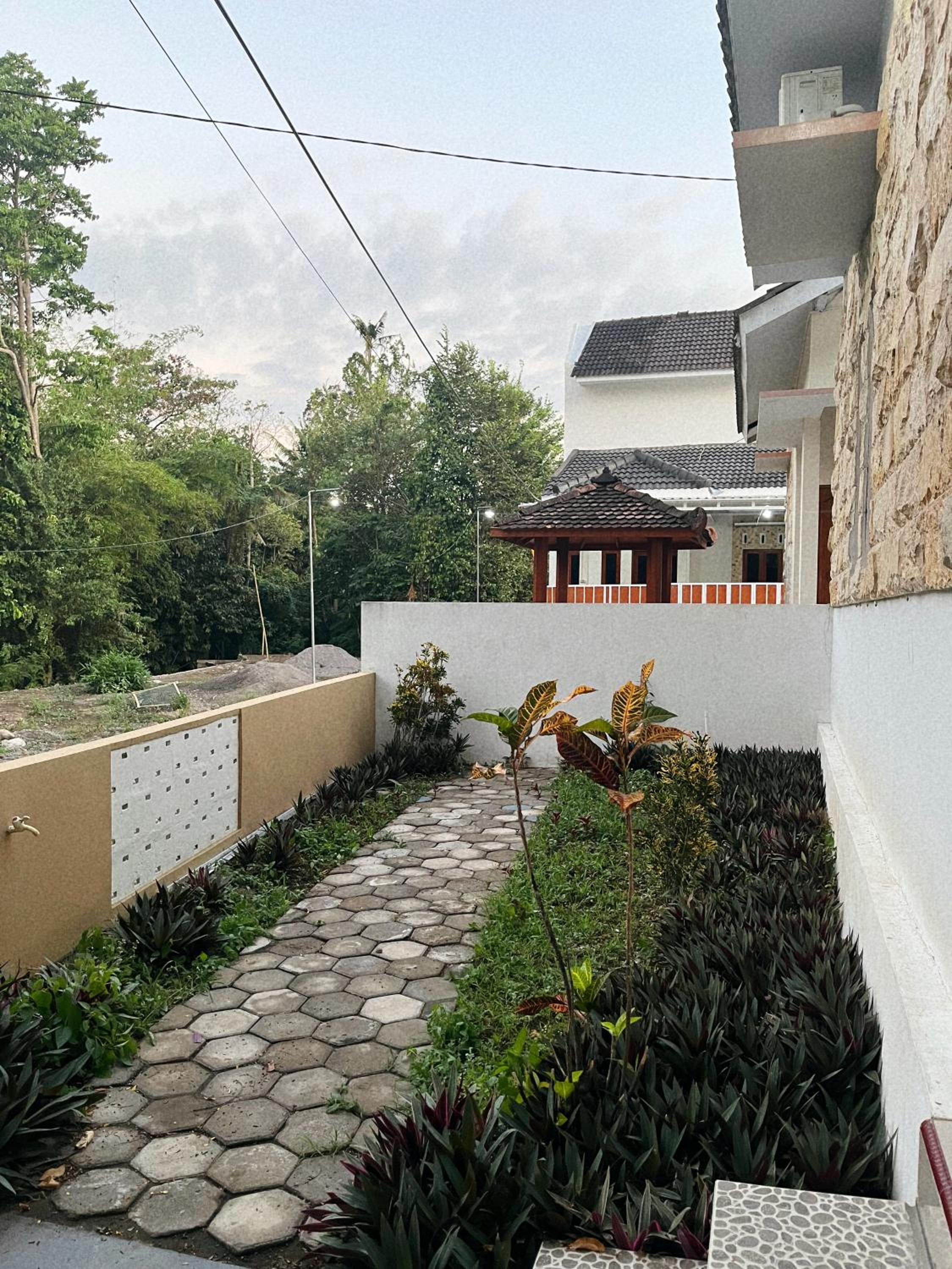 Ontoseno Villa
