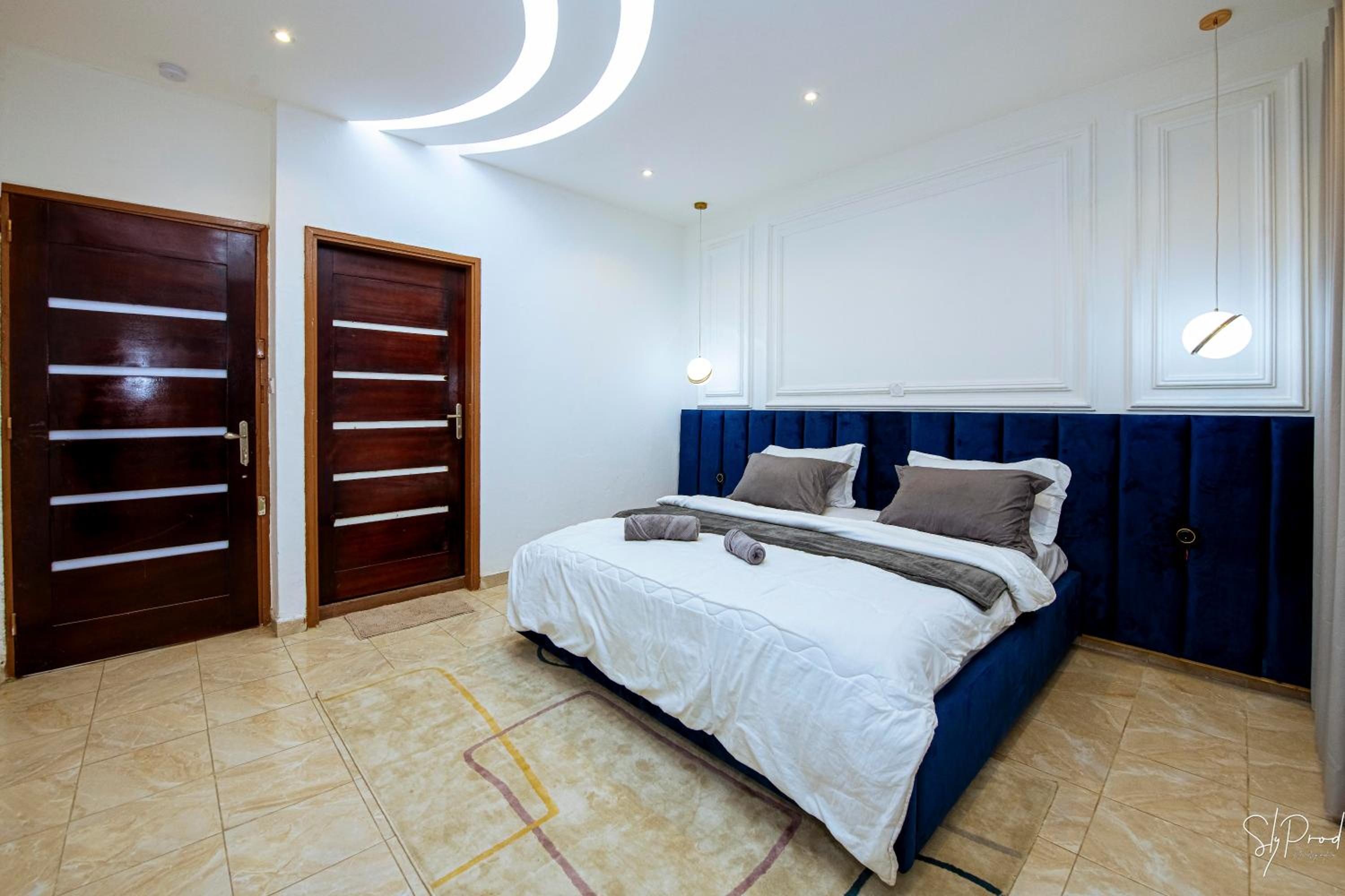 Villa Bonapriso-Hydrocarbures luxueux Consierge , gardien ,WiFi , groupe électrogène