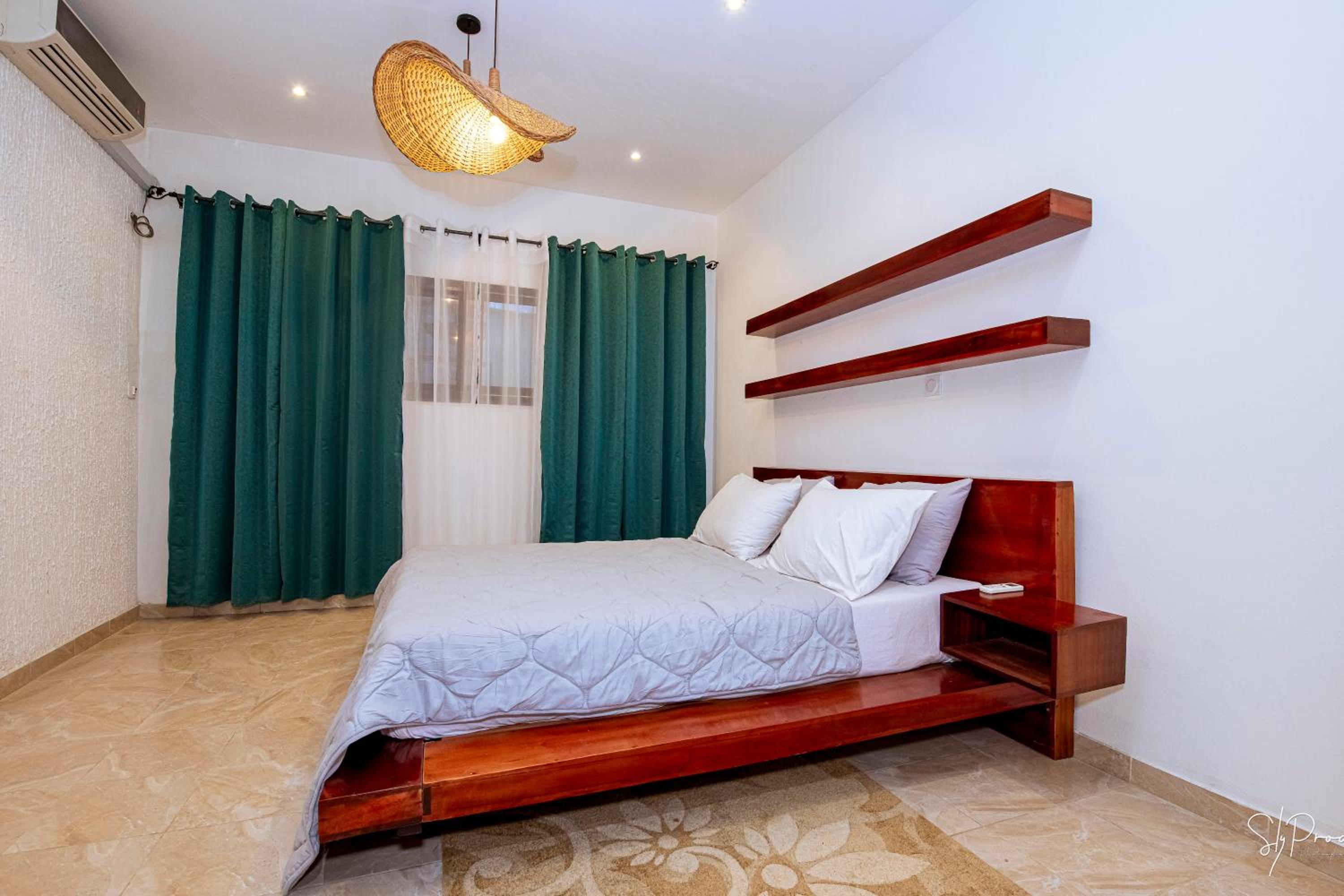 Villa Bonapriso-Hydrocarbures luxueux Consierge , gardien ,WiFi , groupe électrogène