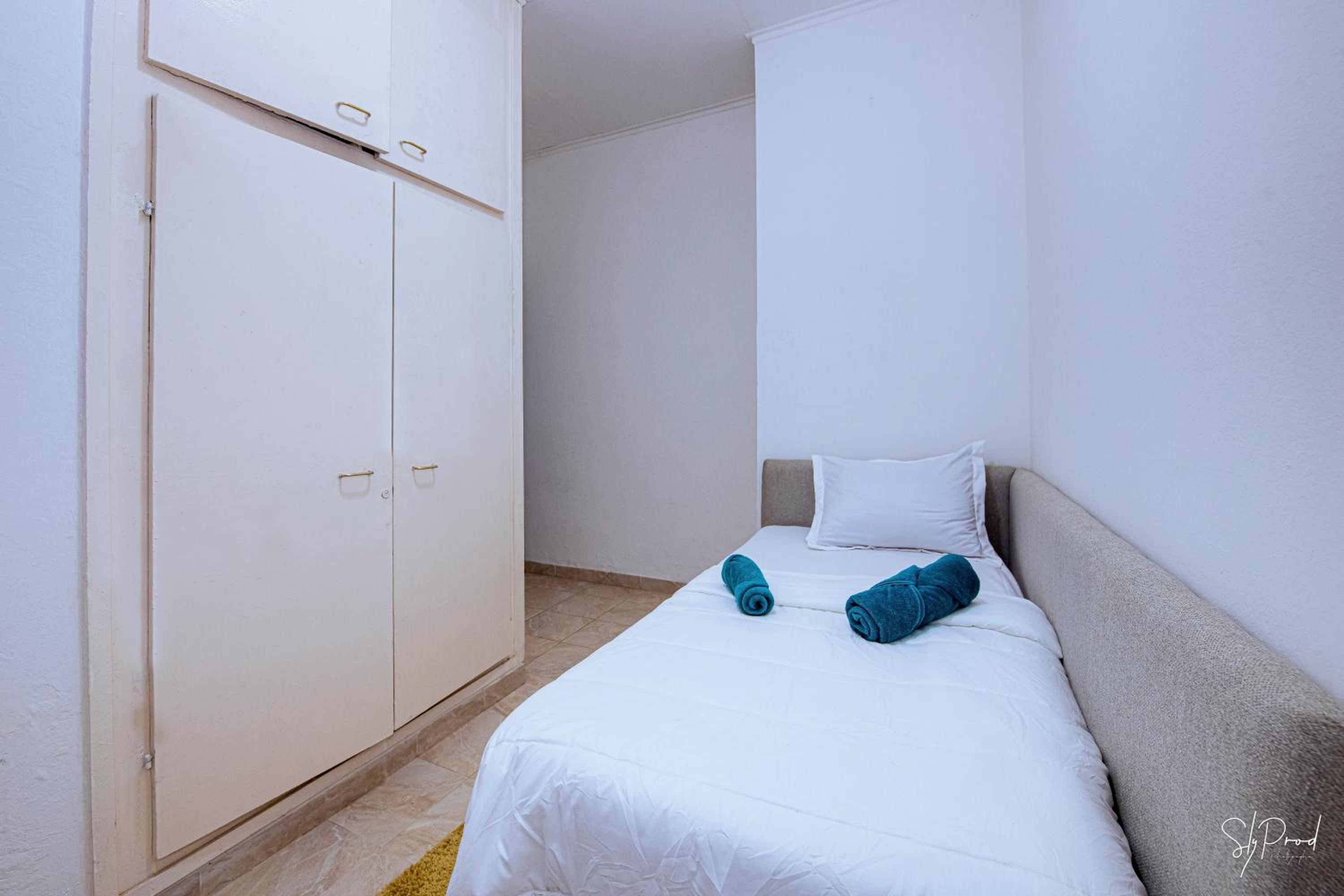 Villa Bonapriso-Hydrocarbures luxueux Consierge , gardien ,WiFi , groupe électrogène