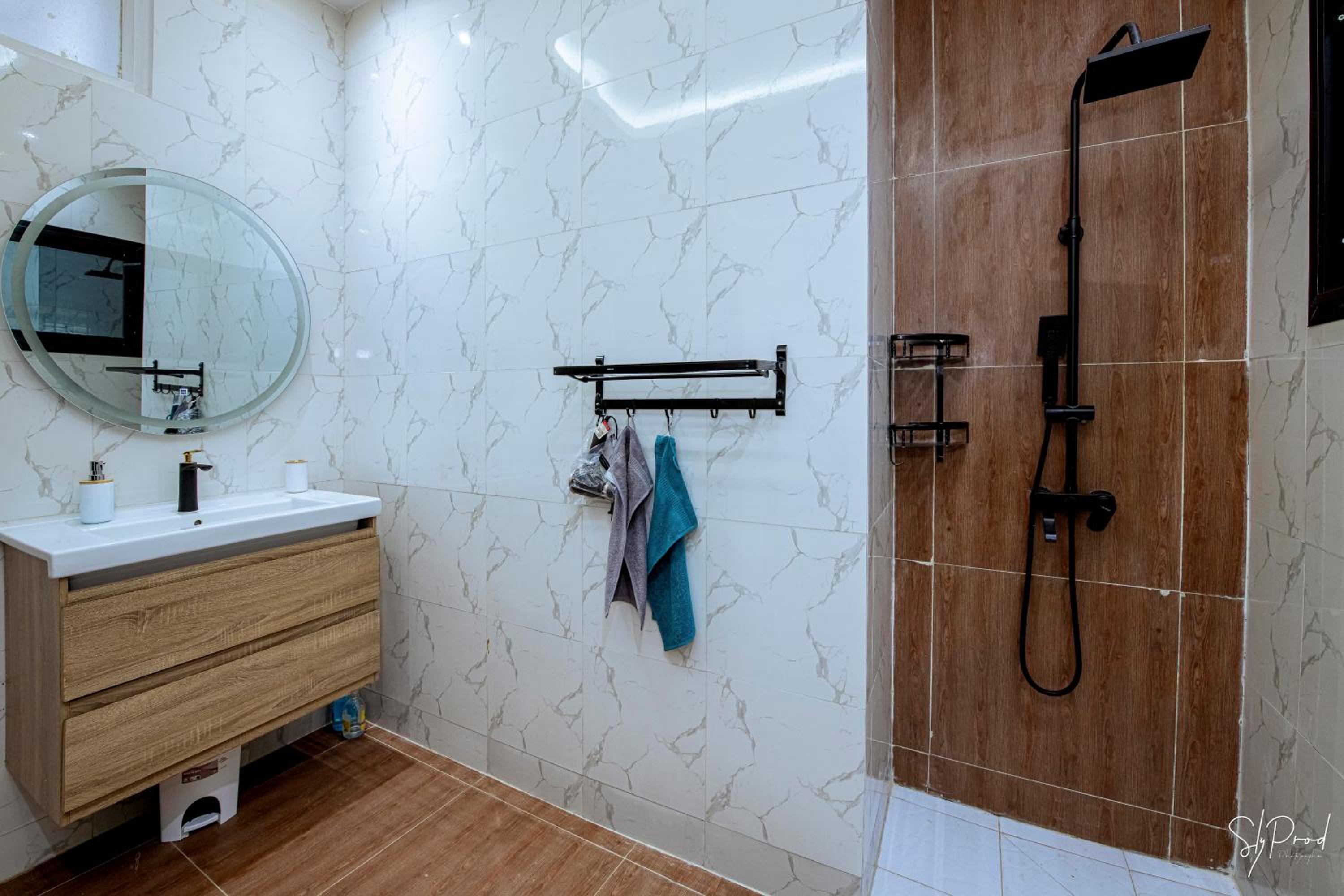 Villa Bonapriso-Hydrocarbures luxueux Consierge , gardien ,WiFi , groupe électrogène