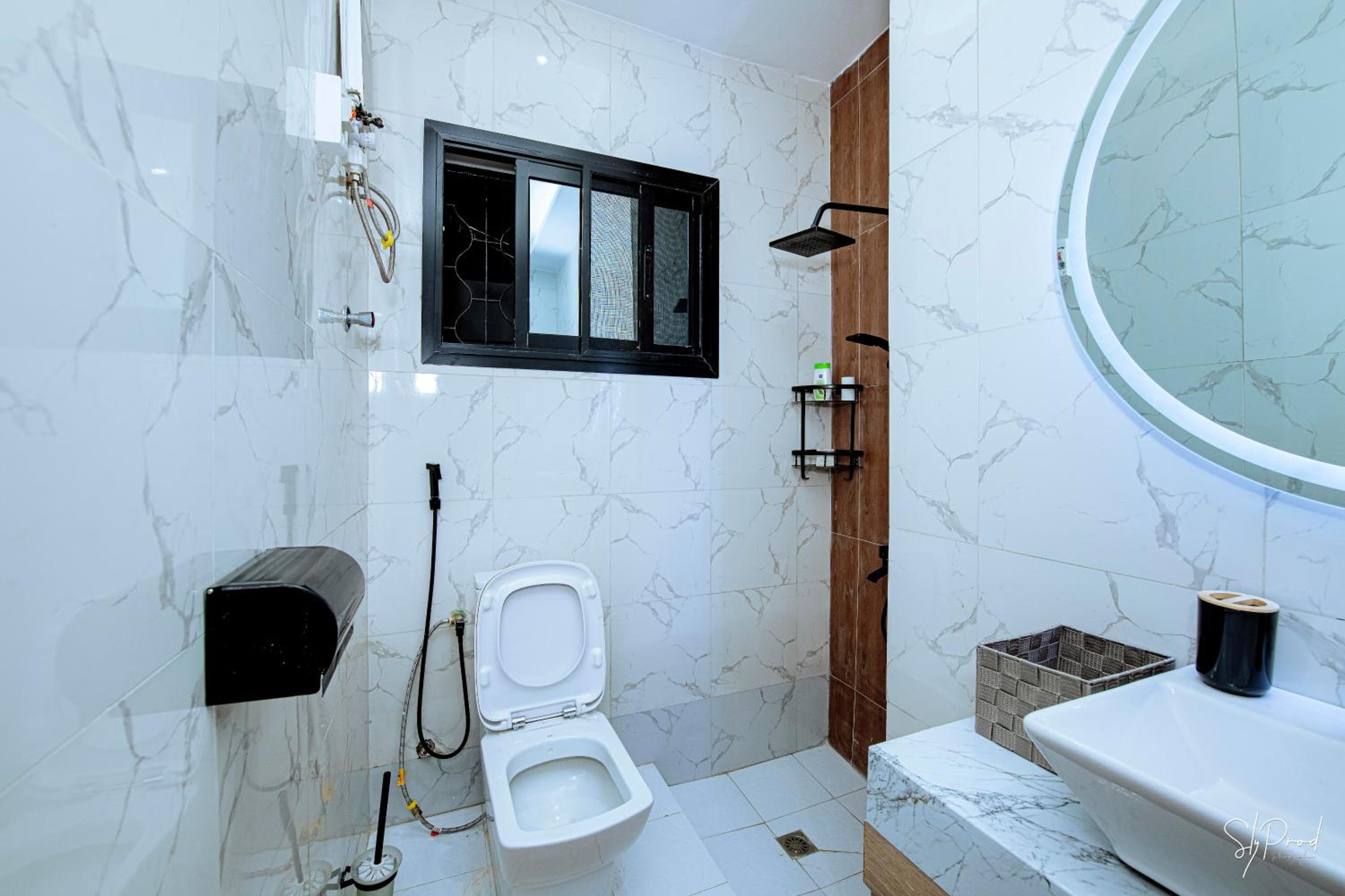 Villa Bonapriso-Hydrocarbures luxueux Consierge , gardien ,WiFi , groupe électrogène