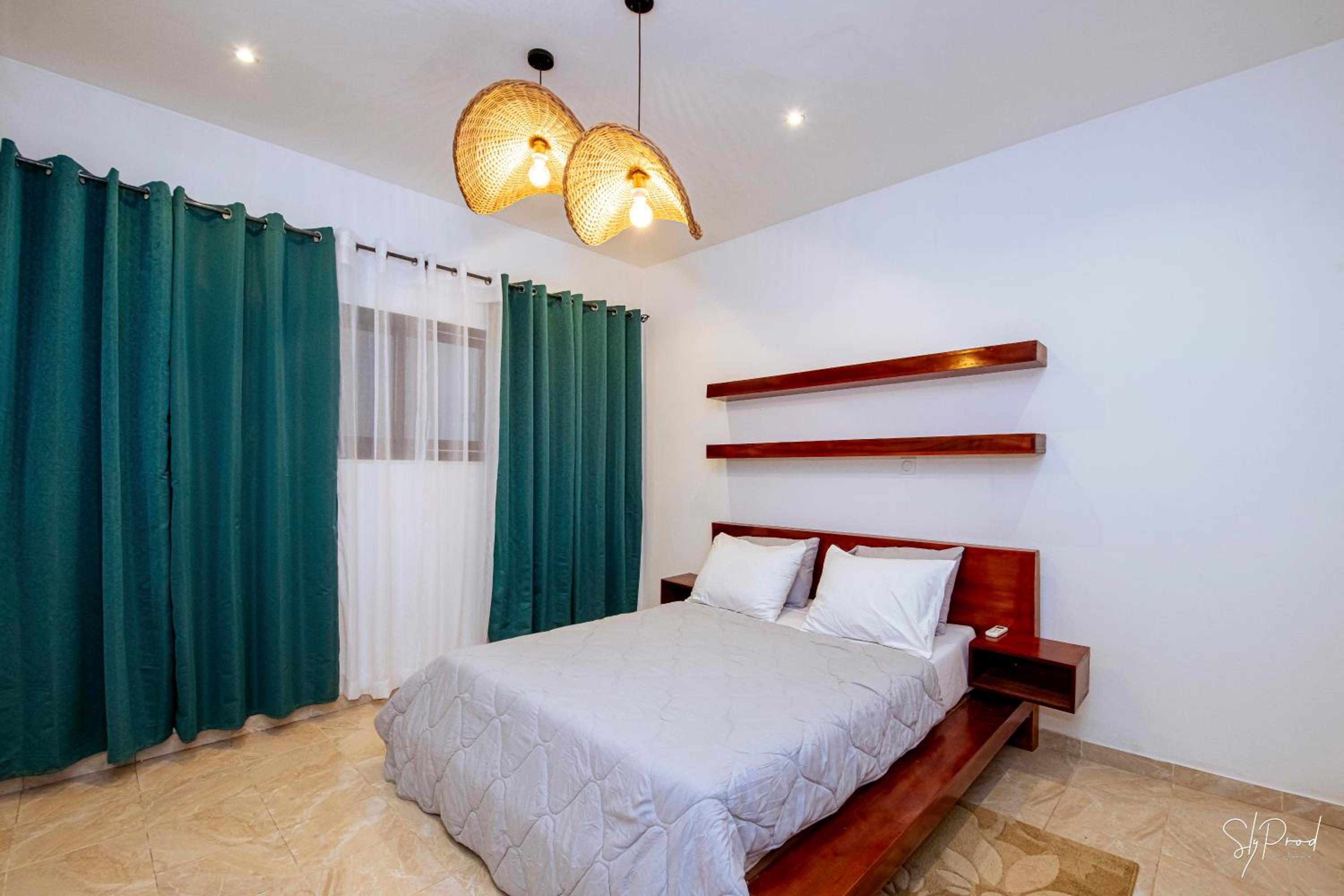 Villa Bonapriso-Hydrocarbures luxueux Consierge , gardien ,WiFi , groupe électrogène