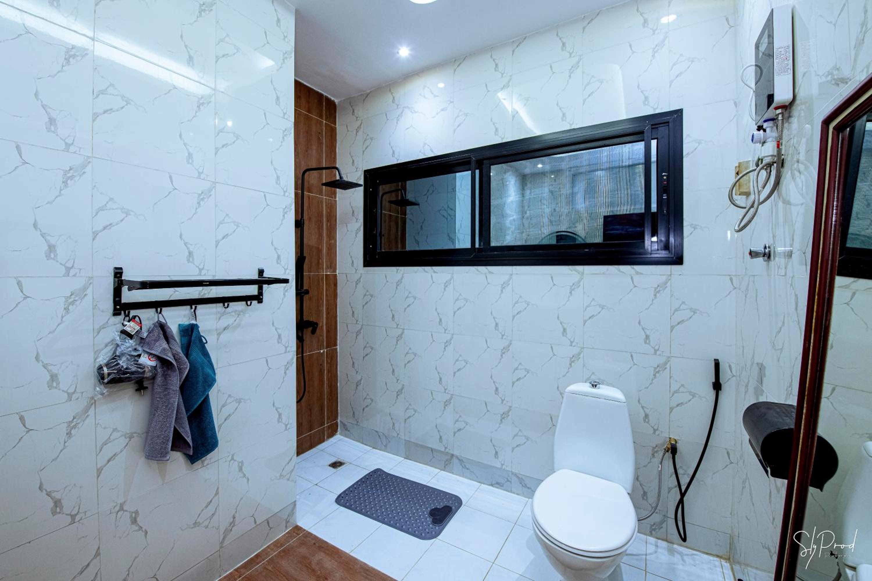 Villa Bonapriso-Hydrocarbures luxueux Consierge , gardien ,WiFi , groupe électrogène