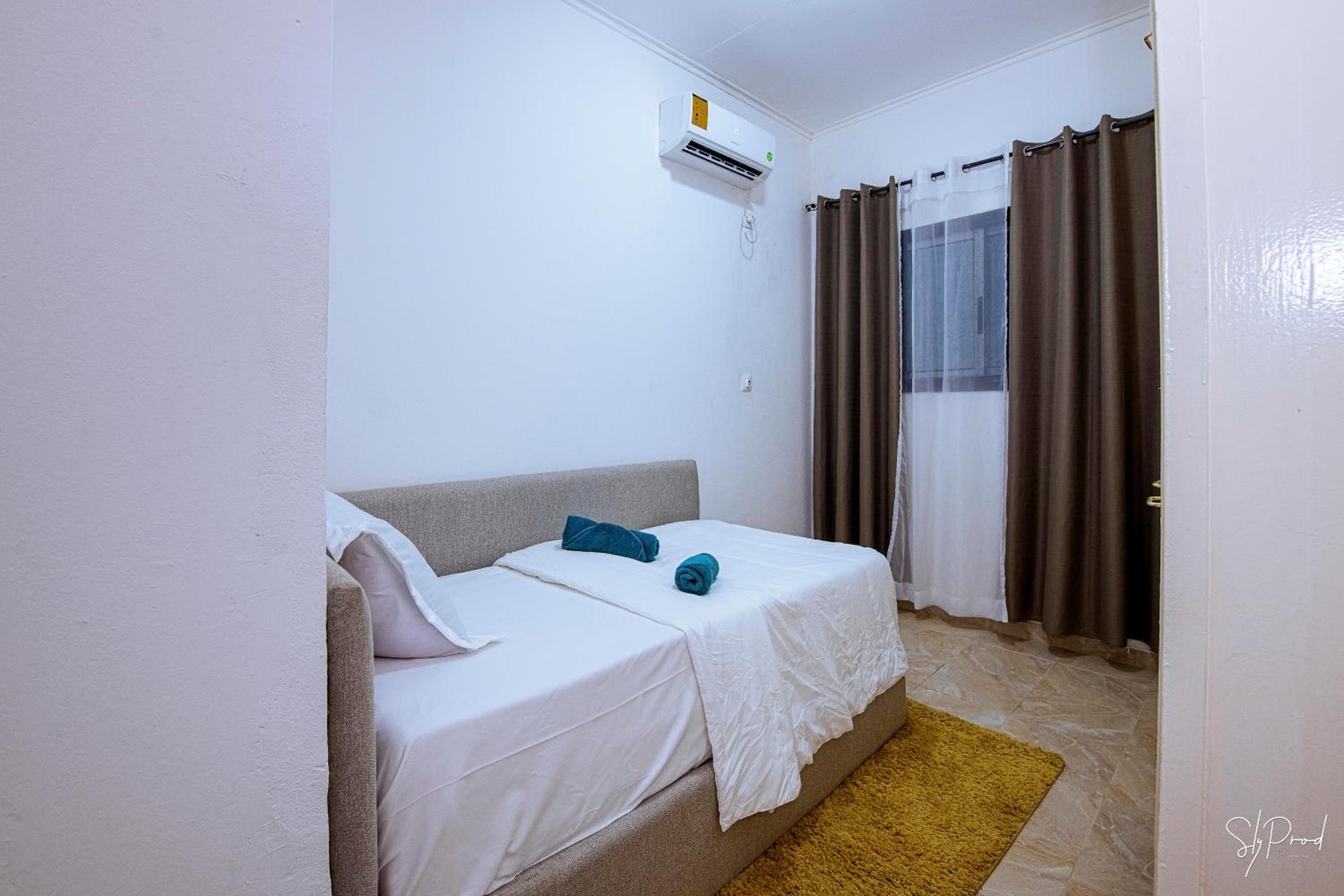 Villa Bonapriso-Hydrocarbures luxueux Consierge , gardien ,WiFi , groupe électrogène