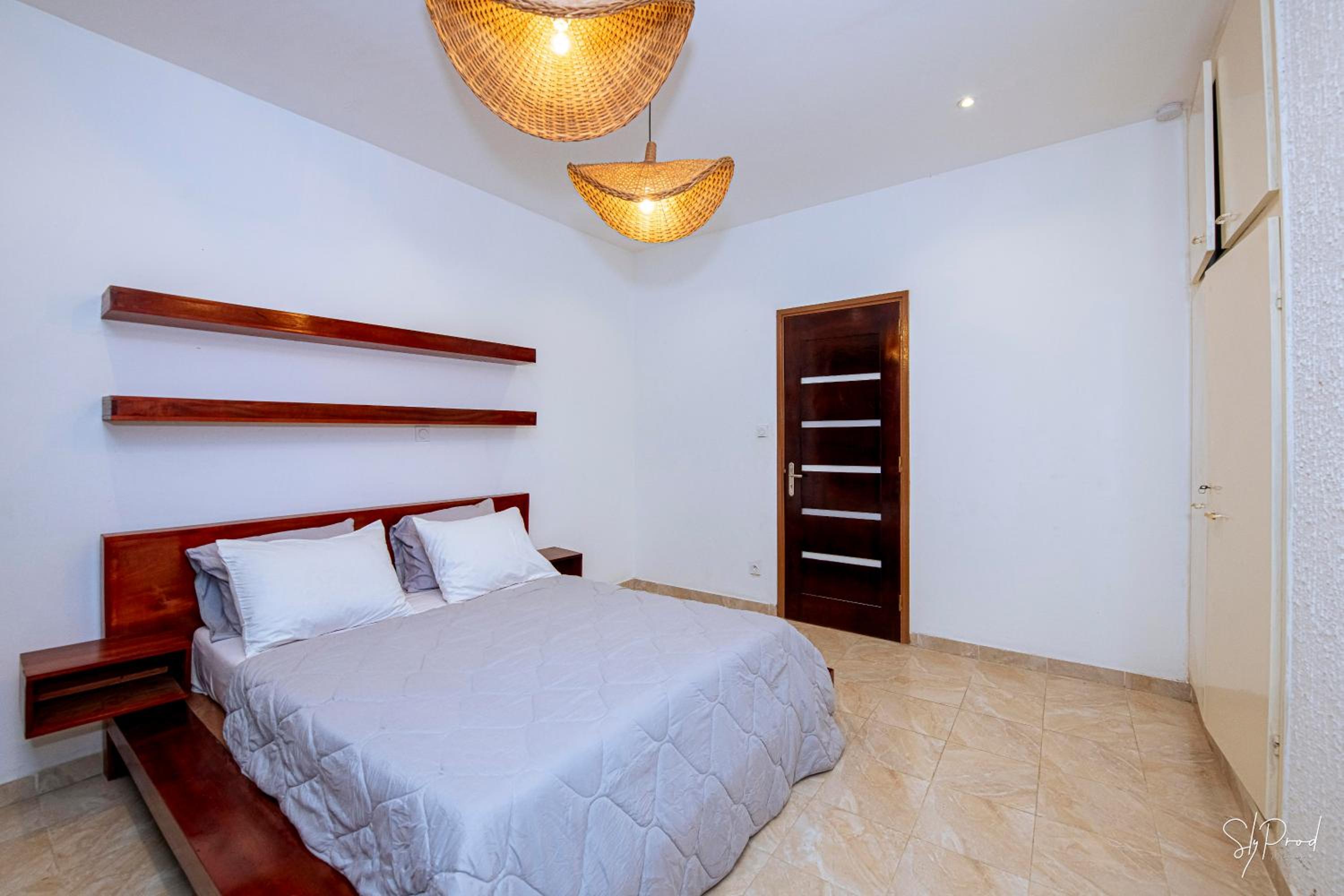 Villa Bonapriso-Hydrocarbures luxueux Consierge , gardien ,WiFi , groupe électrogène