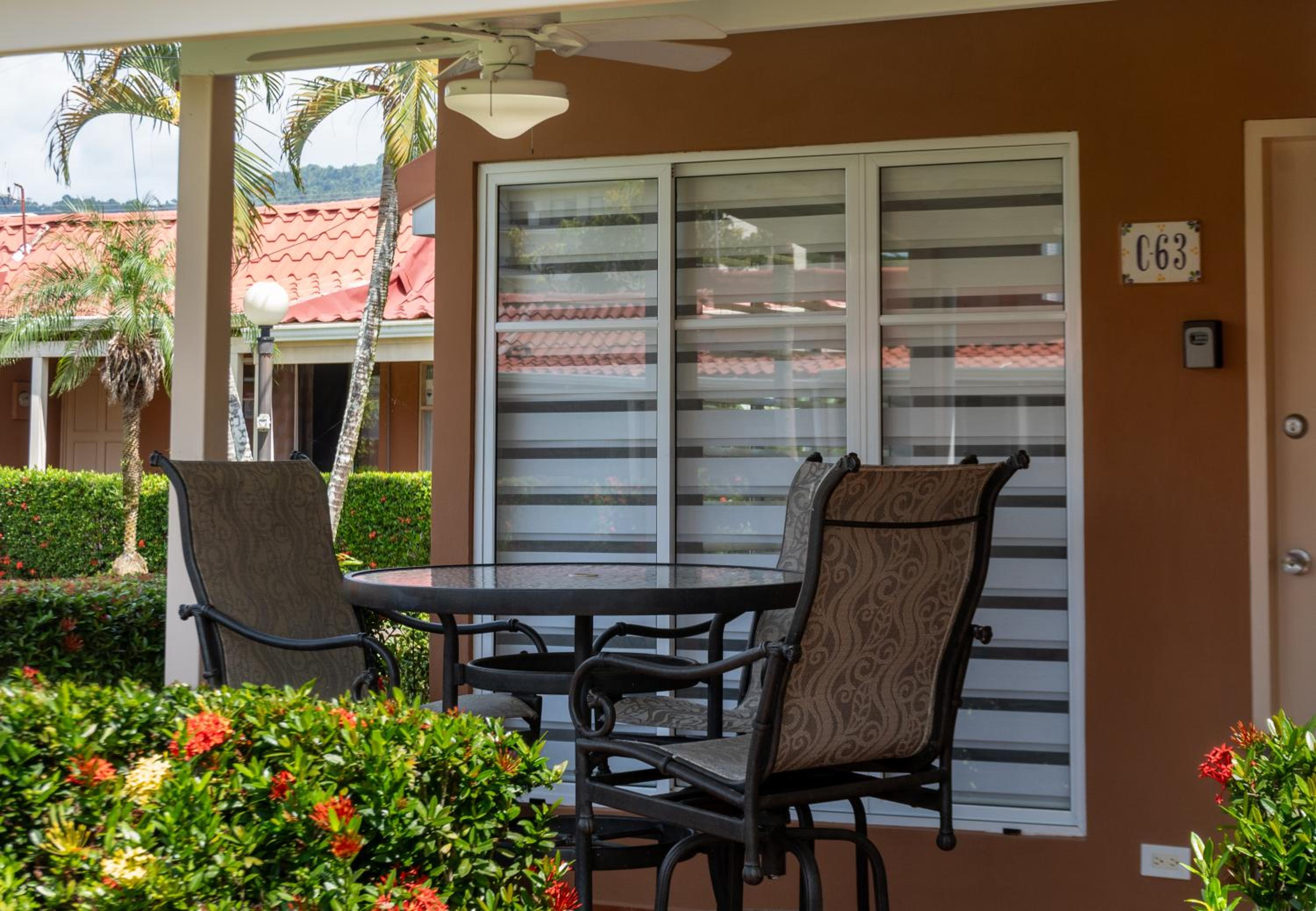 Couple's Beach Villa C63 Covered Terrace - Walk to Ocean Dining