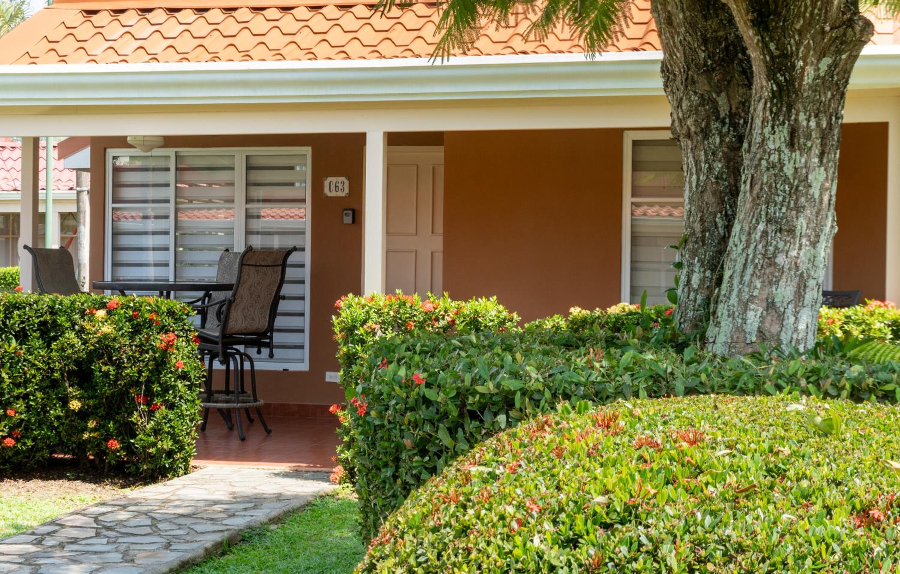 Couple's Beach Villa C63 Covered Terrace - Walk to Ocean Dining