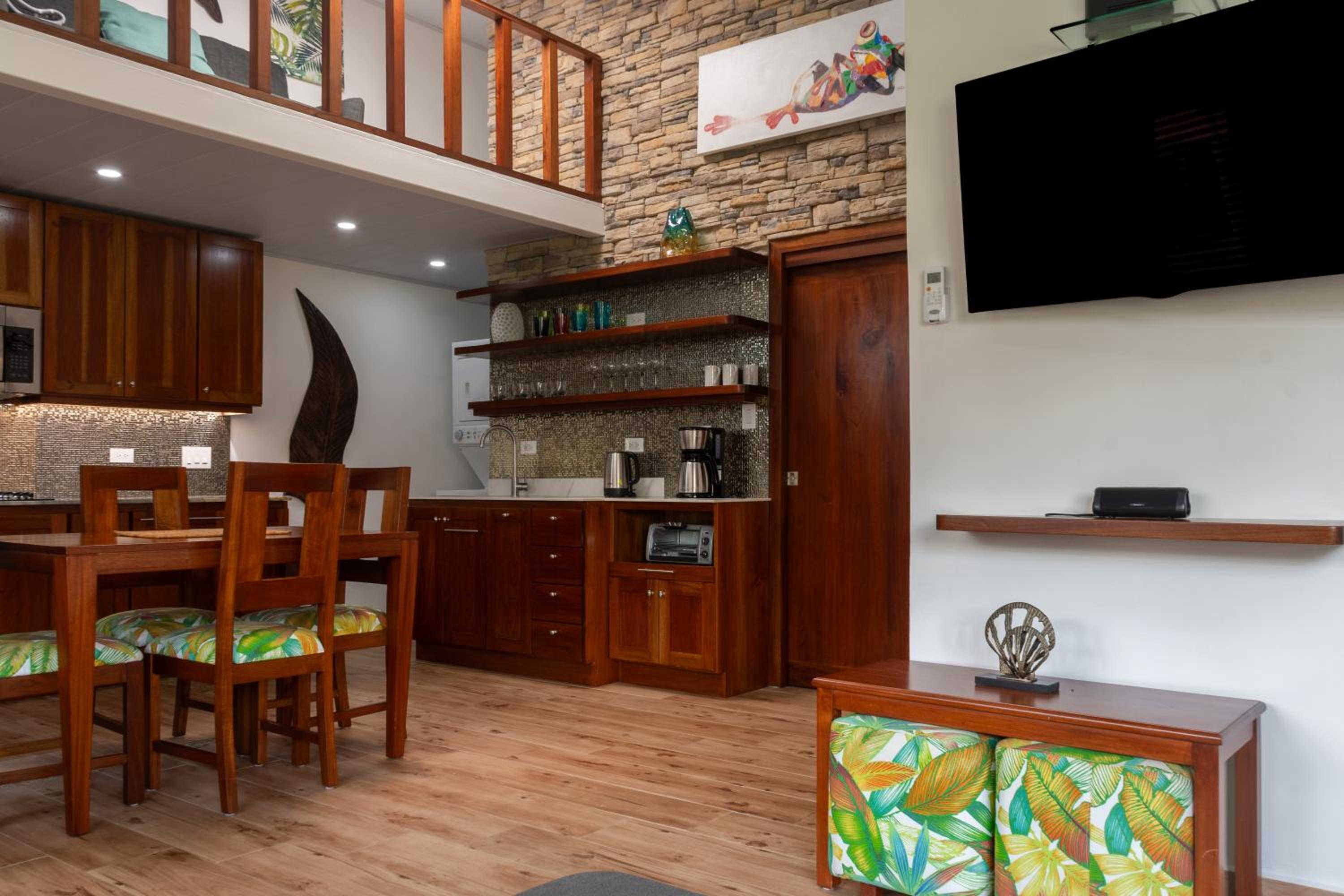 Couple's Beach Villa C63 Covered Terrace - Walk to Ocean Dining