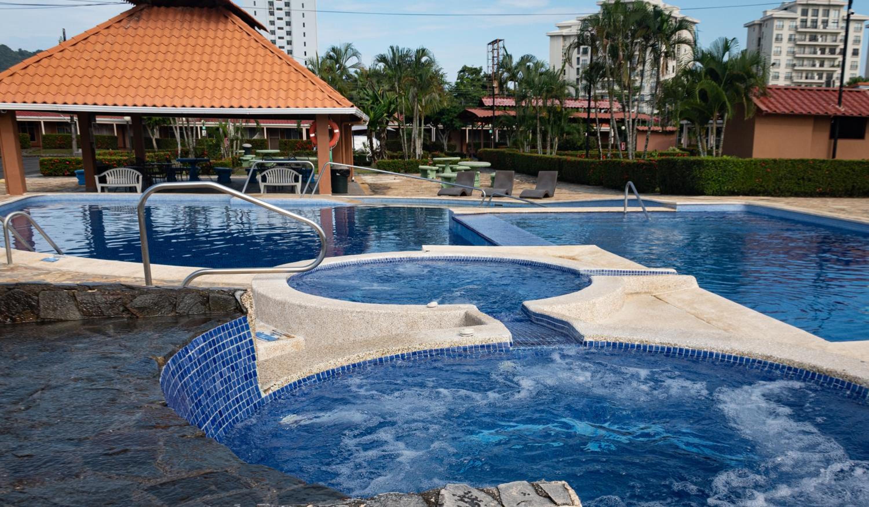 Couple's Beach Villa C63 Covered Terrace - Walk to Ocean Dining