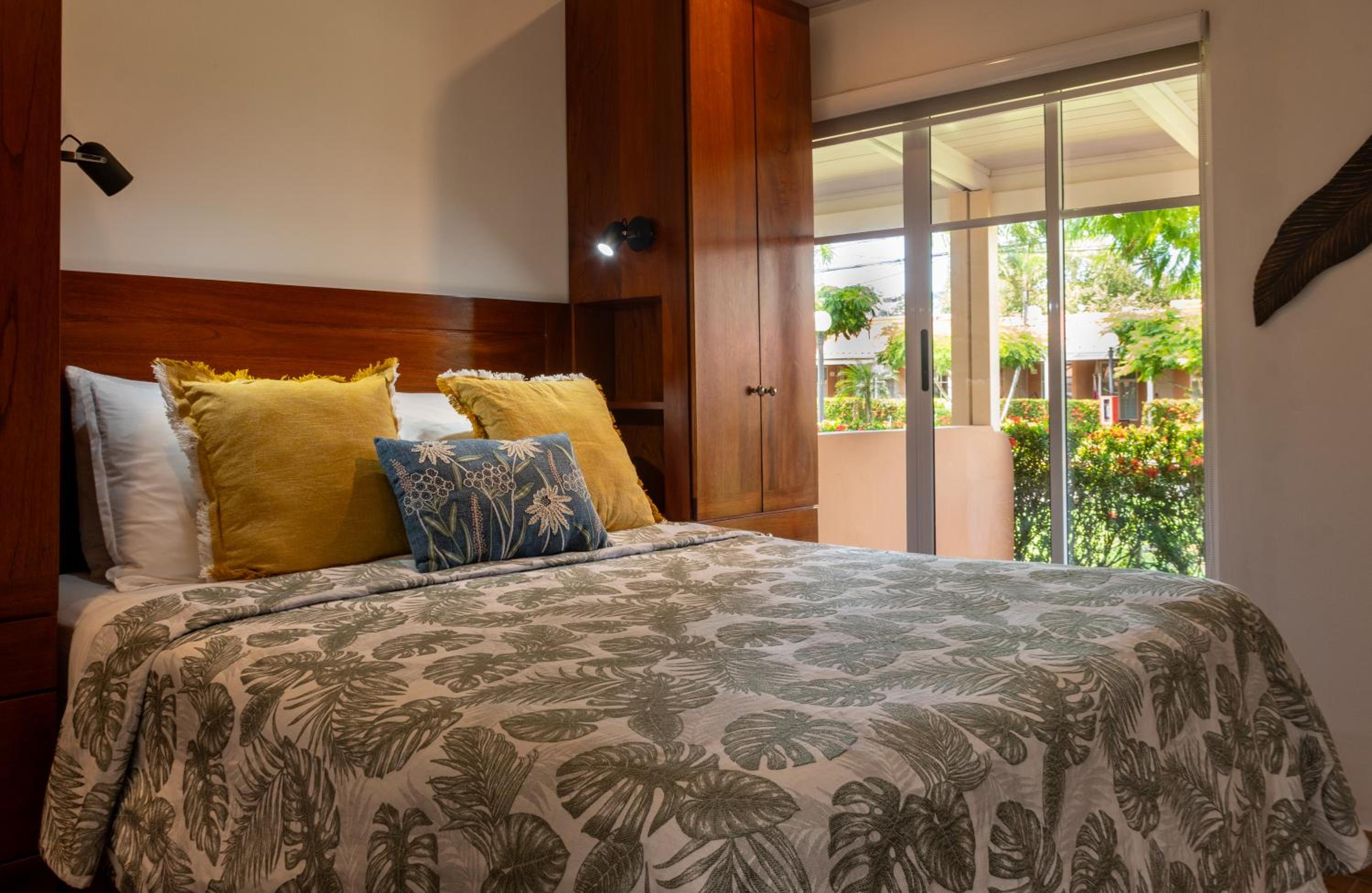 Couple's Beach Villa C63 Covered Terrace - Walk to Ocean Dining