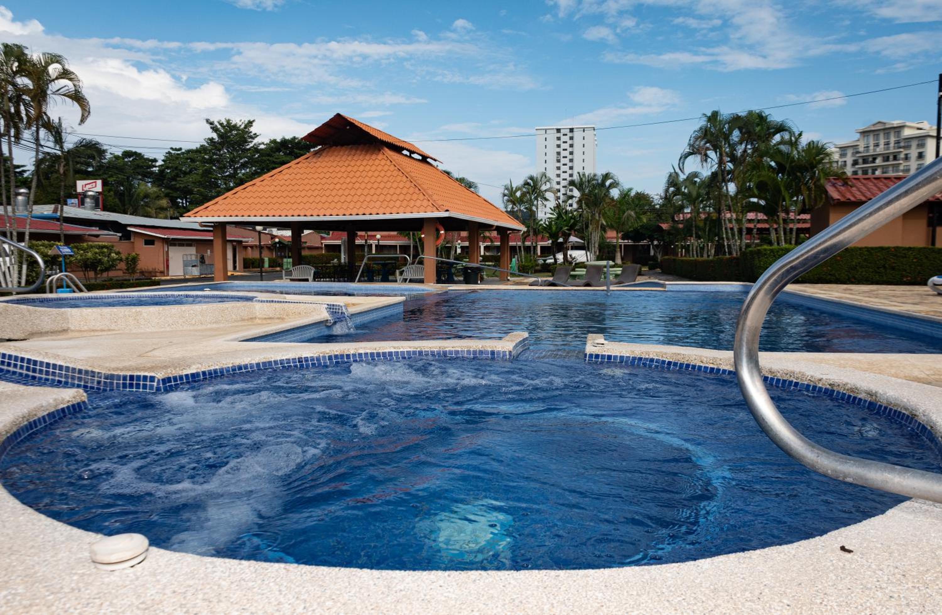 Couple's Beach Villa C63 Covered Terrace - Walk to Ocean Dining