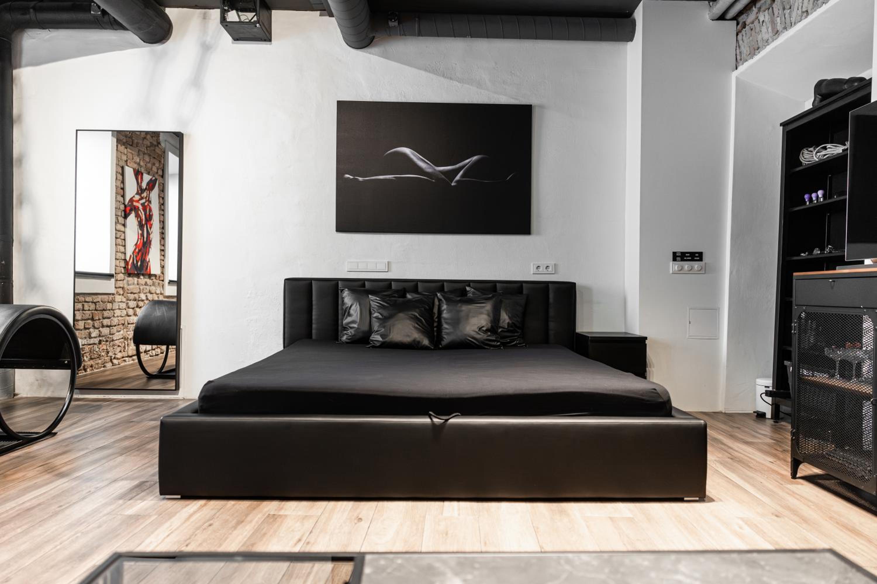 BDSM Black Apartments