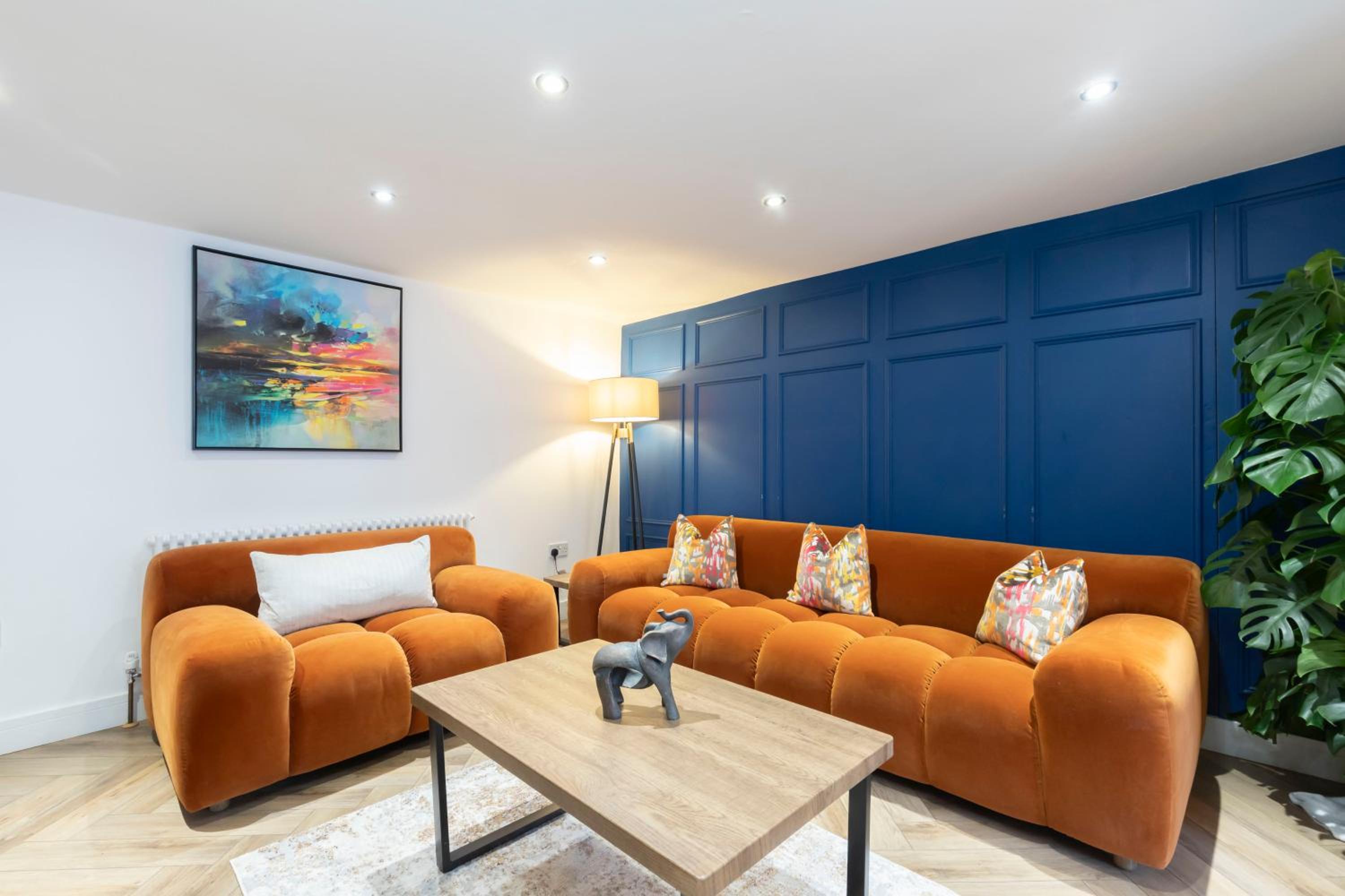 Large Period 2-Bed Apartment Close to Town view 5