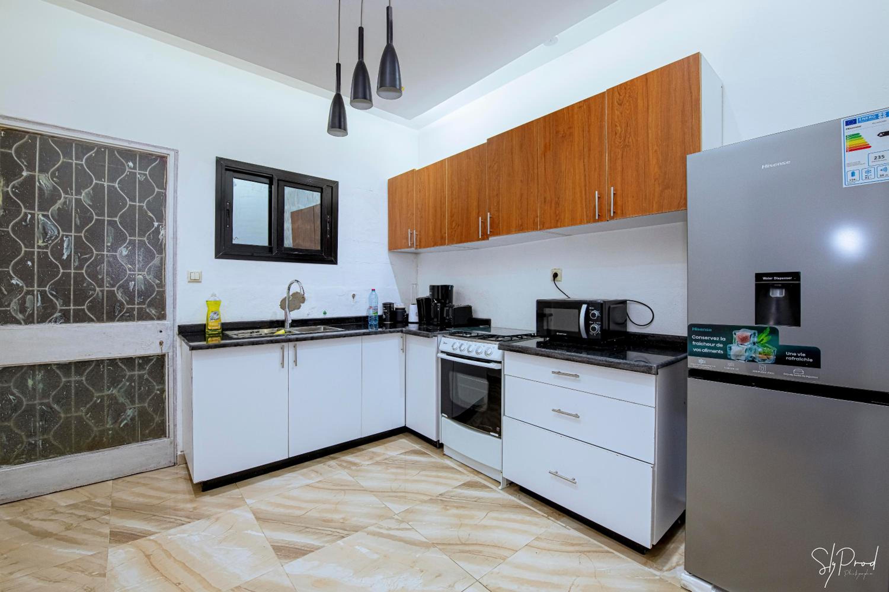 Villa Bonapriso-Hydrocarbures luxueux Consierge , gardien ,WiFi , groupe électrogène