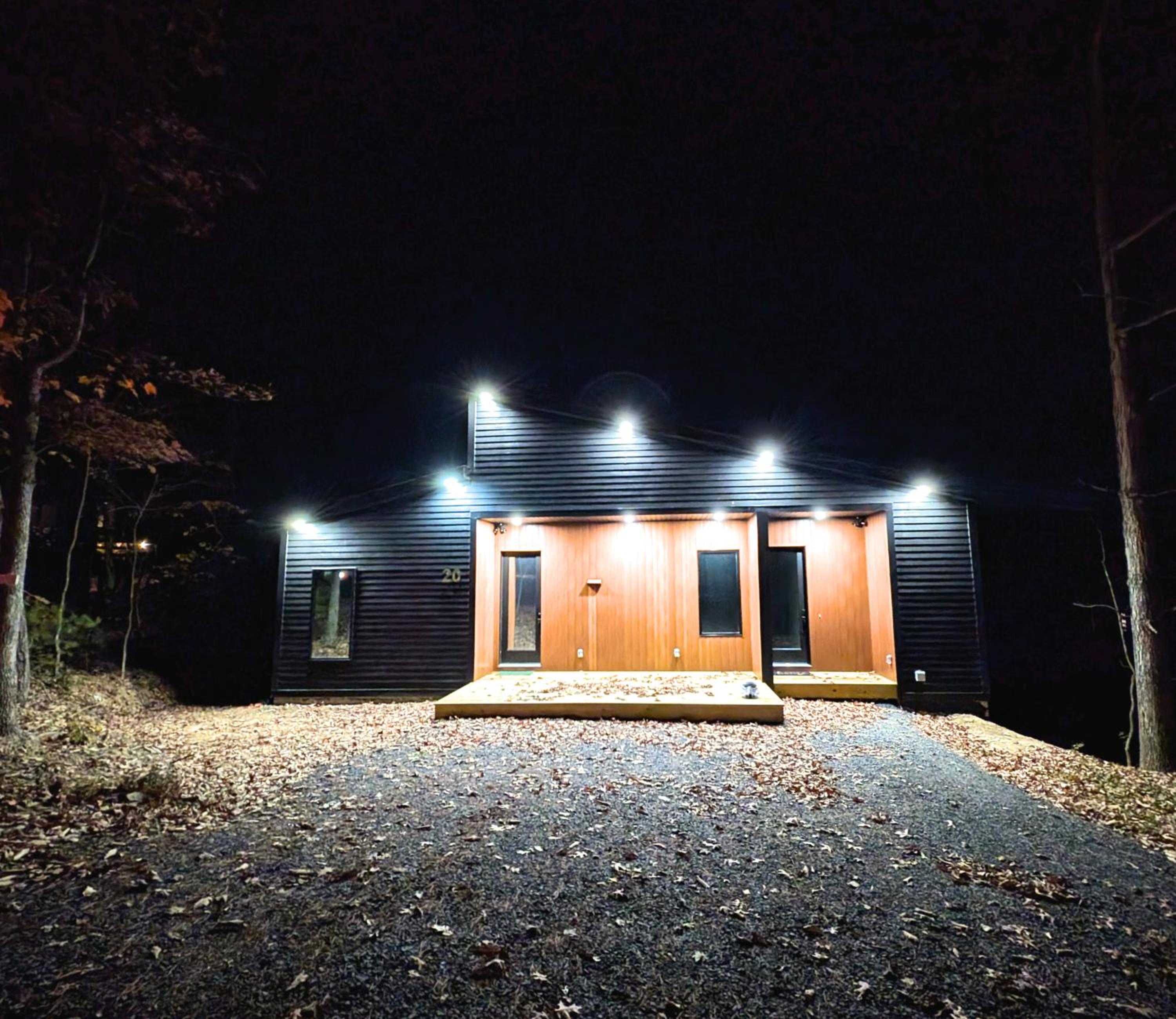 Cozy 2-bedroom cabin in welcoming Shenandoah, Basye with WiFi, AC, EV