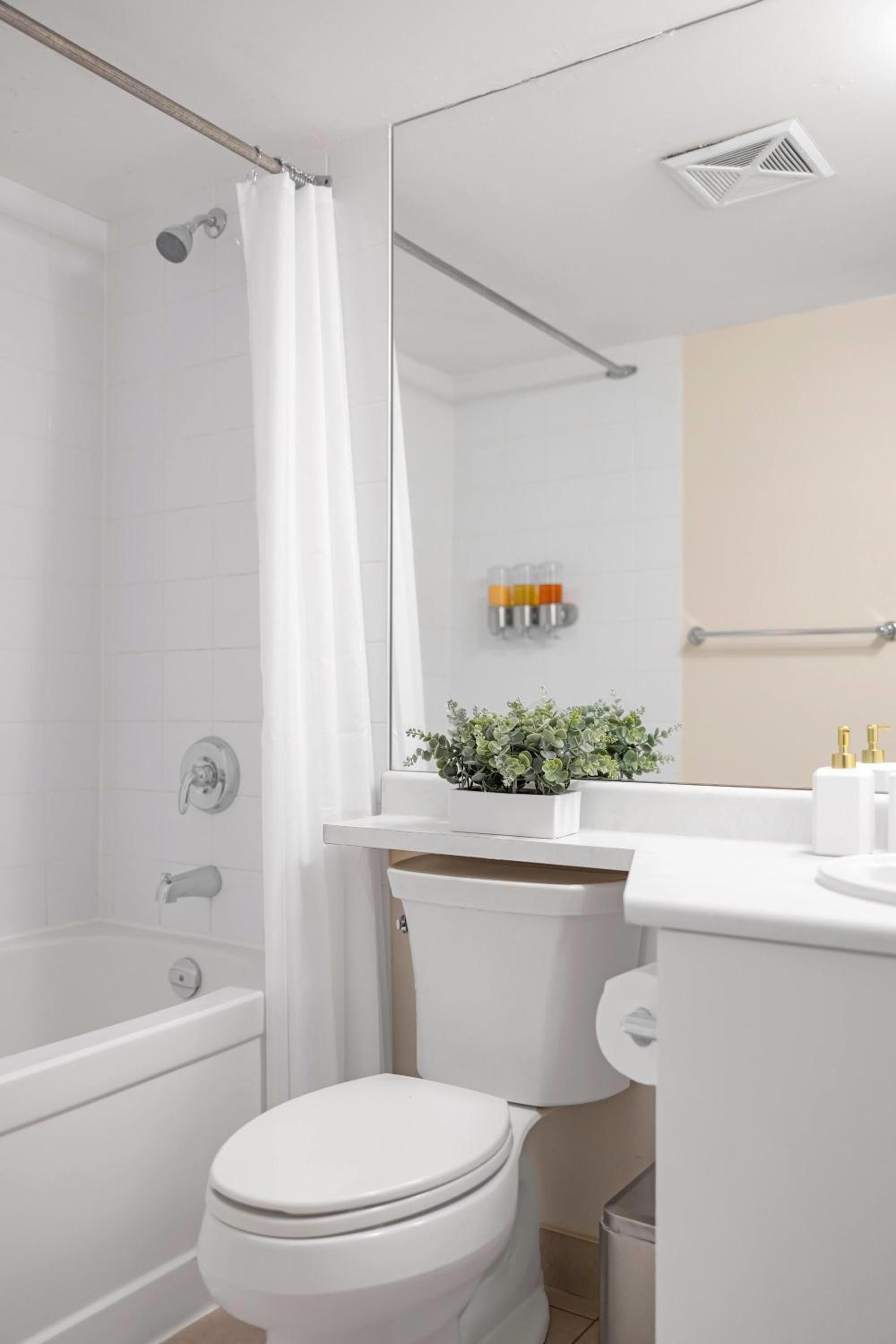 Trendy Studio by Torontos Waterfront