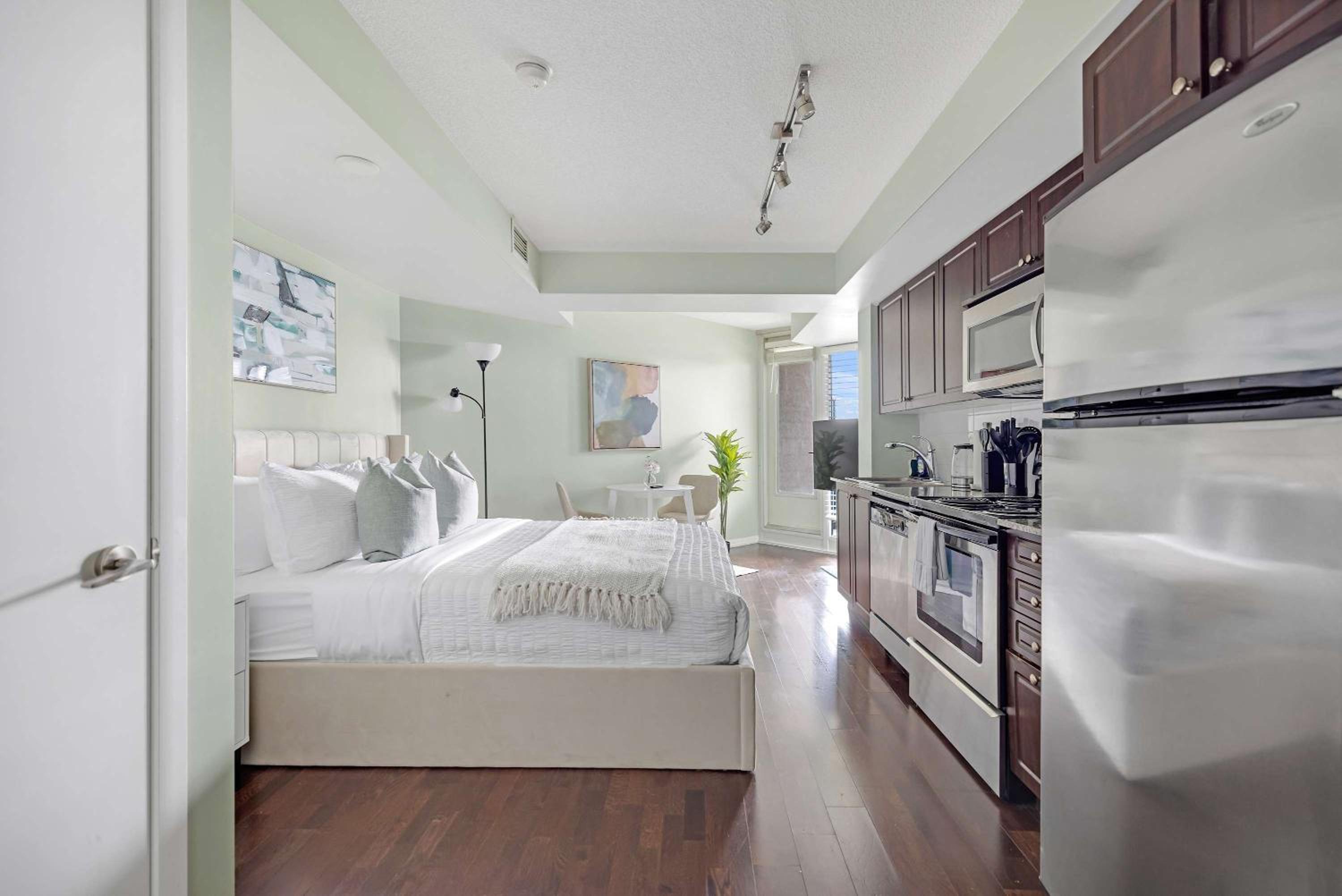 Trendy Studio by Torontos Waterfront