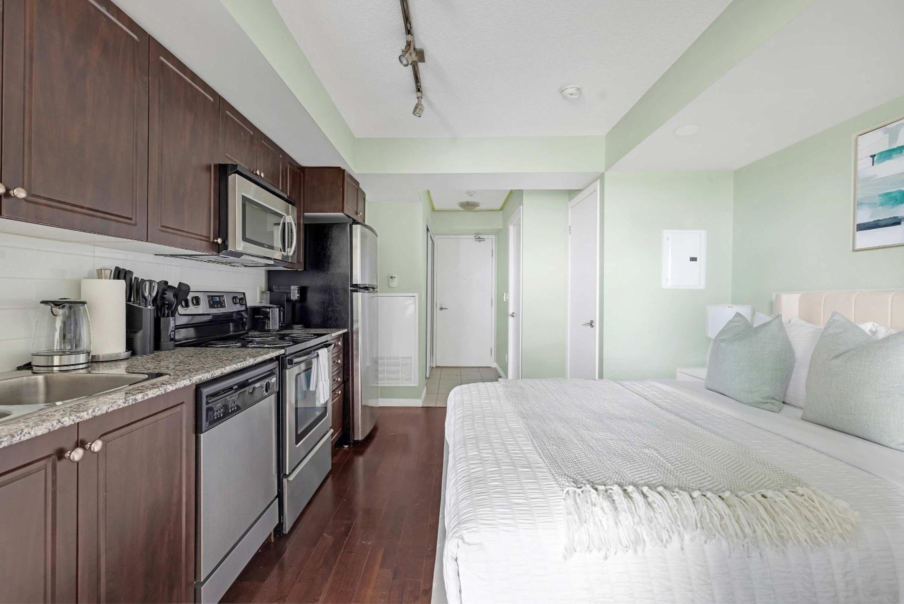 Trendy Studio by Torontos Waterfront