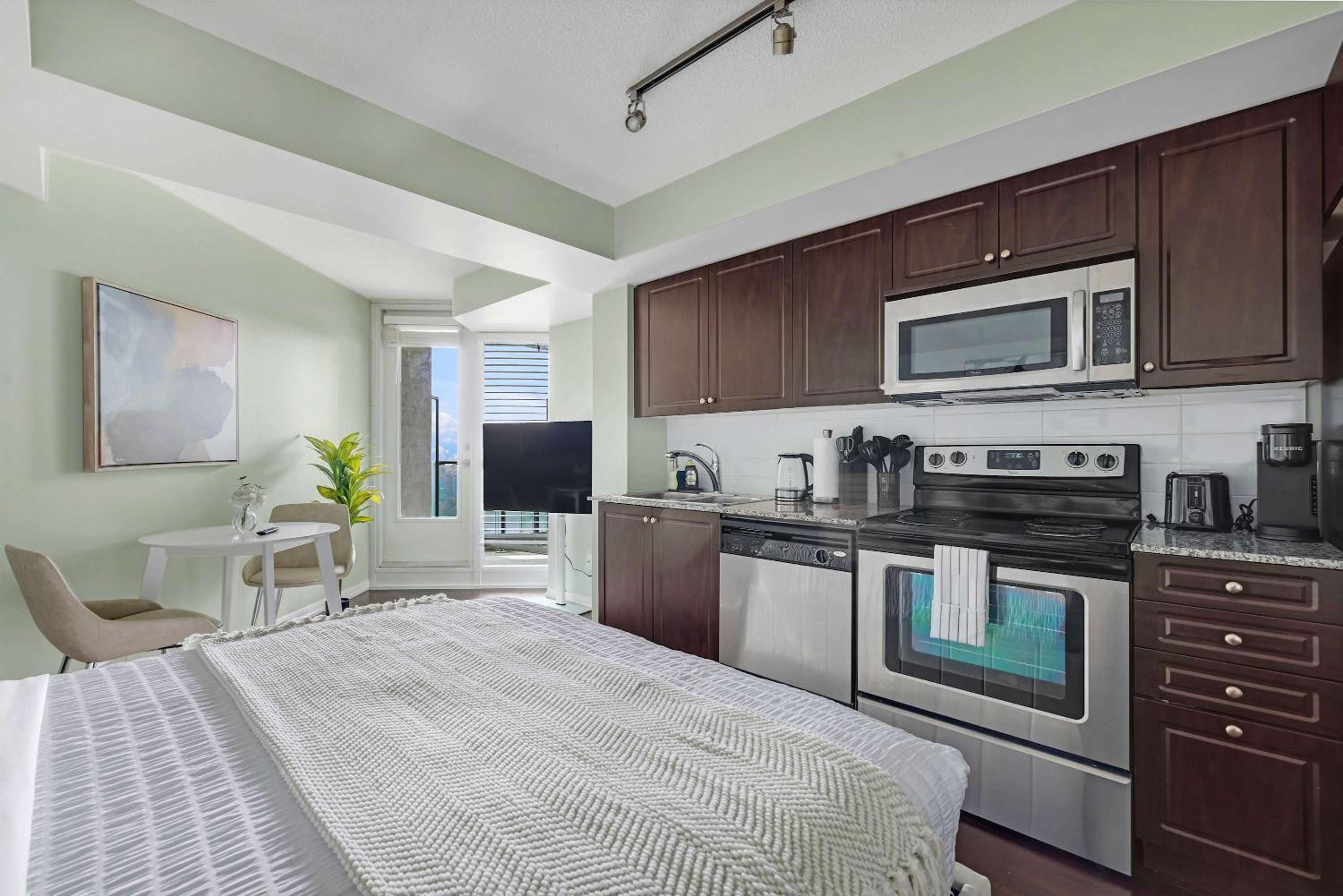 Trendy Studio by Torontos Waterfront