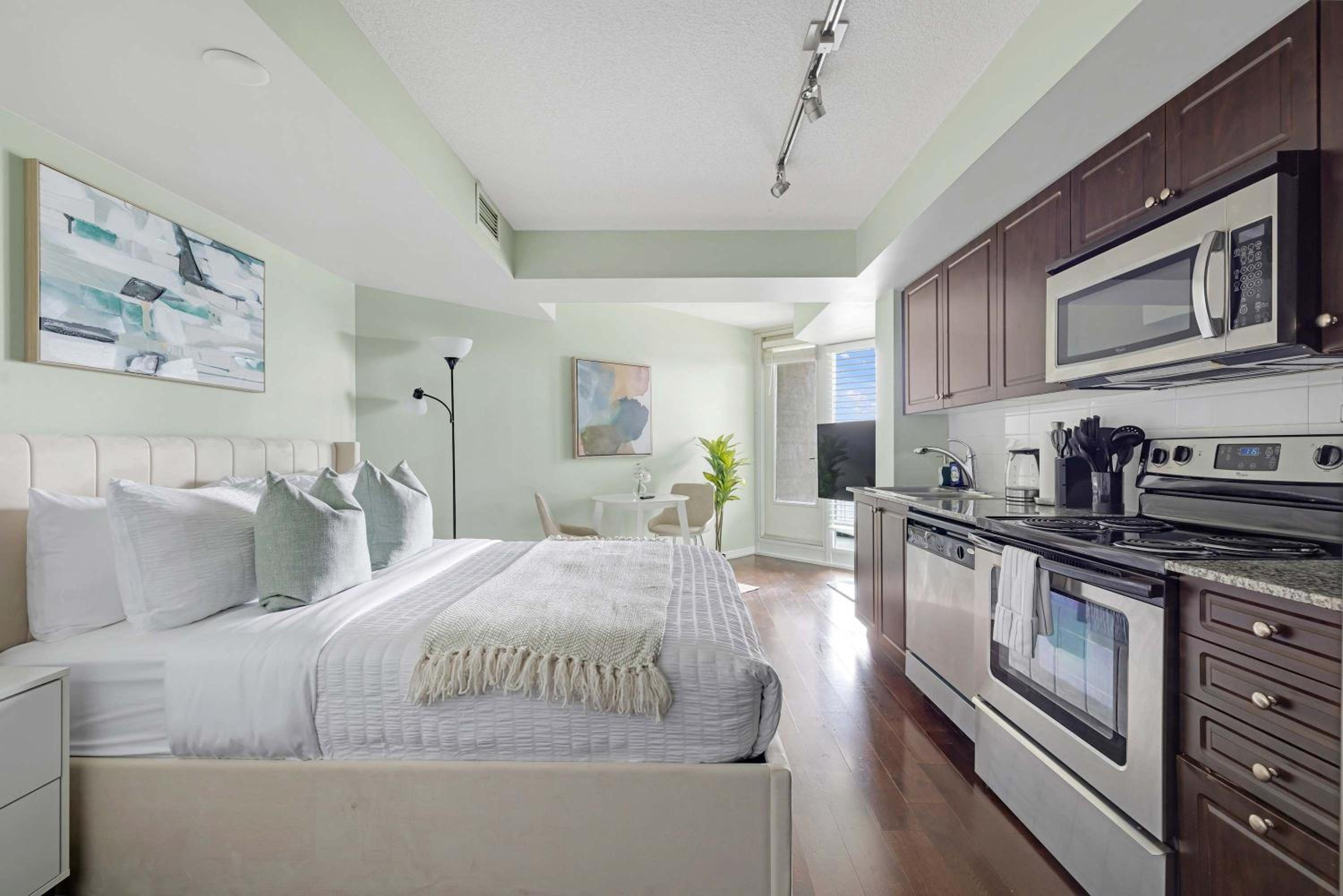 Trendy Studio by Torontos Waterfront