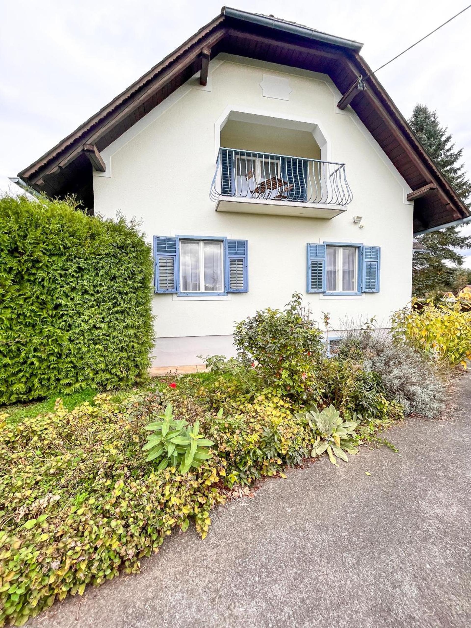 Luxuriöses Bauernhaus mit Garten und Parkplatz