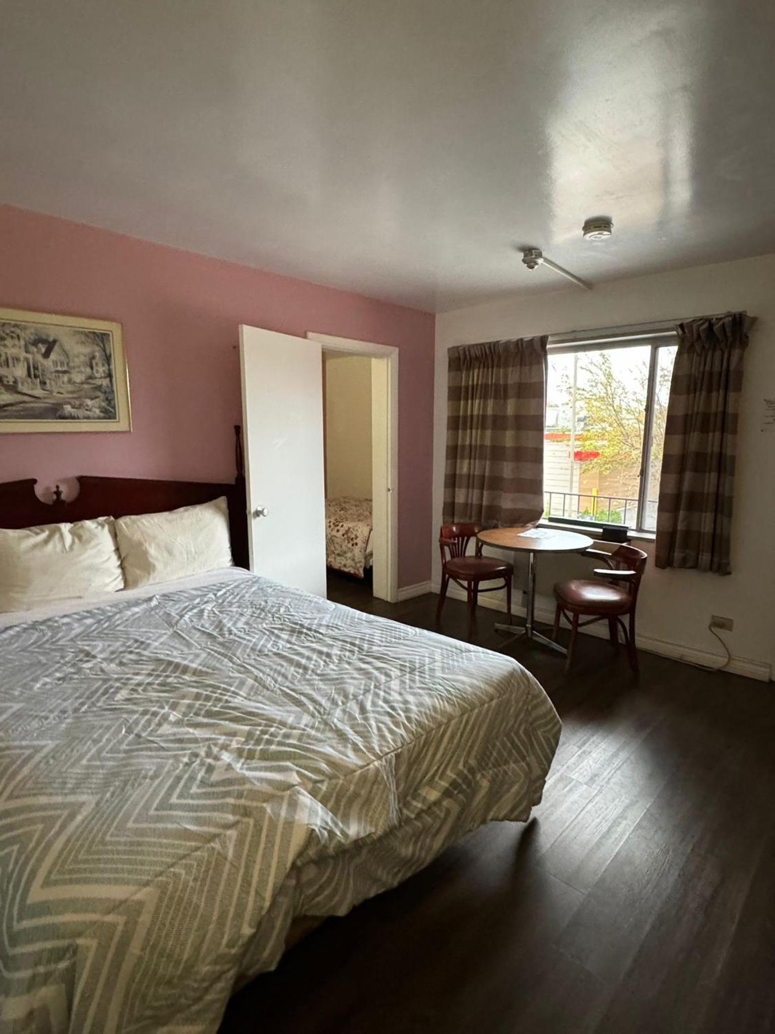 6267 Persepolis Inn