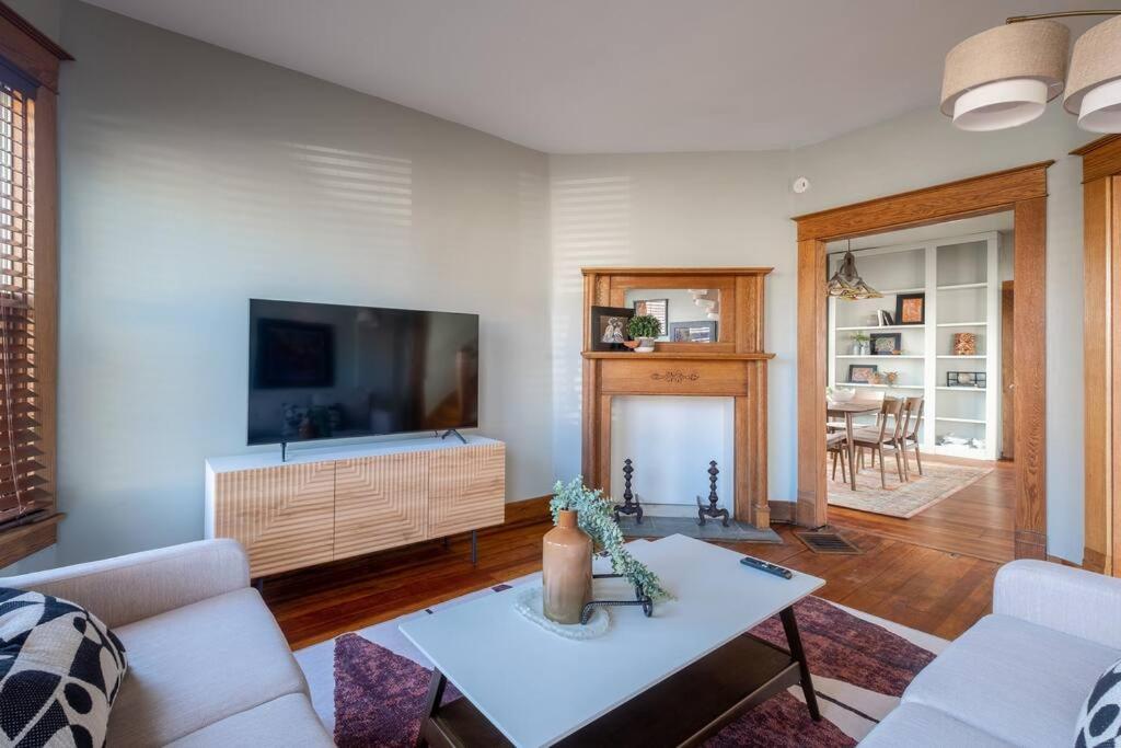 Seymour Vacations - Robin's Egg, Private Downtown, Pet-Friendly Gem - Property Image 1