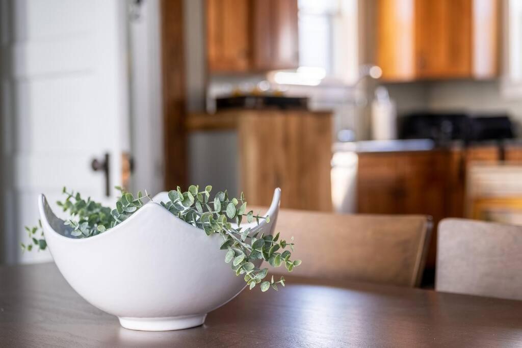 Robin's Egg, Private Downtown, Pet-Friendly Gem