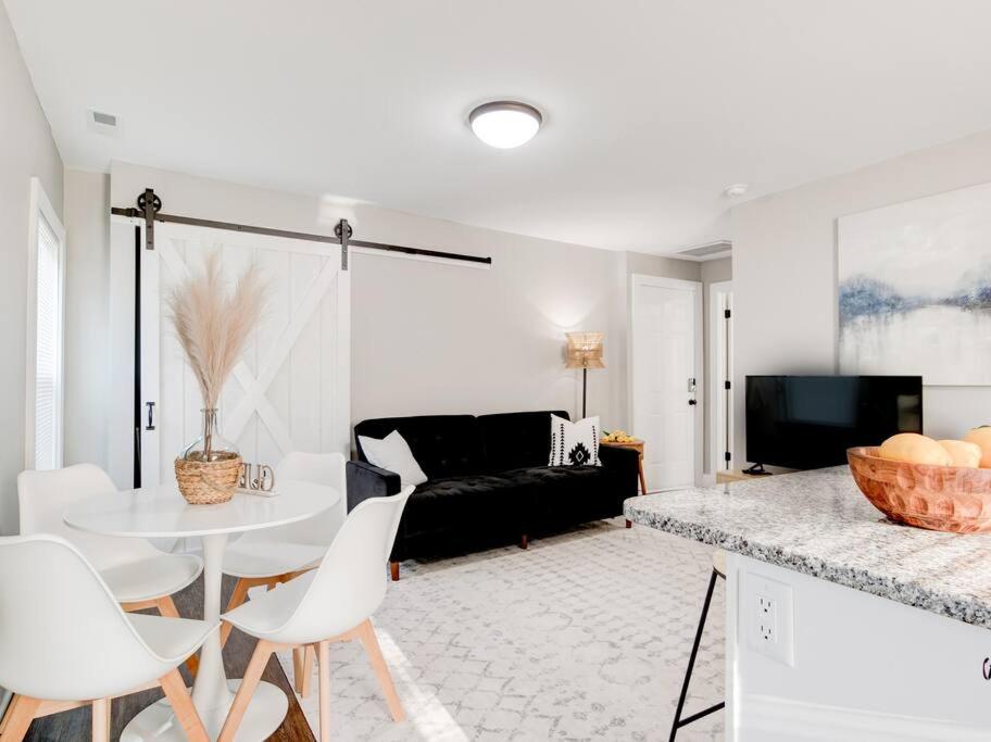 Seymour Vacations - Cozy 1-Bedroom Retreat, New Remodel, Fast Wi-Fi - Property Image 1