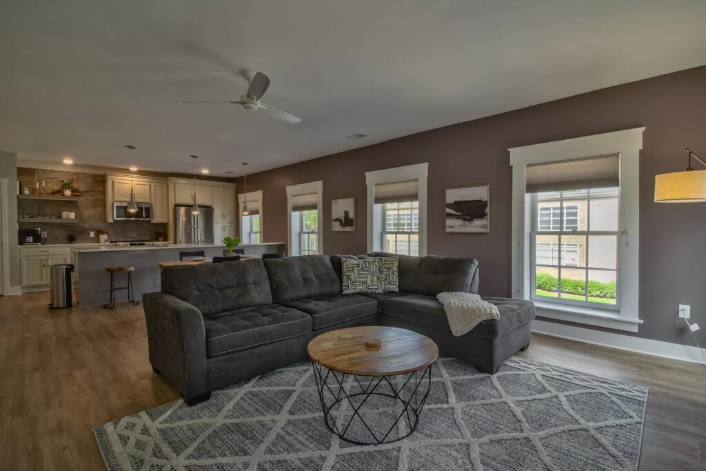 Downtown Columbus, Stunning Upscale 1 bd Suite view 3