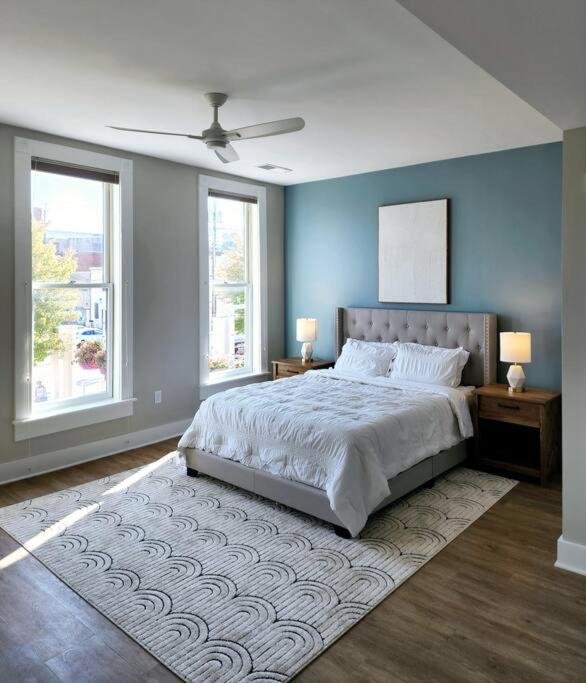 Seymour Vacations - Upscale Downtown 2BR, Private Deck, Full Kitchen - Property Image 1