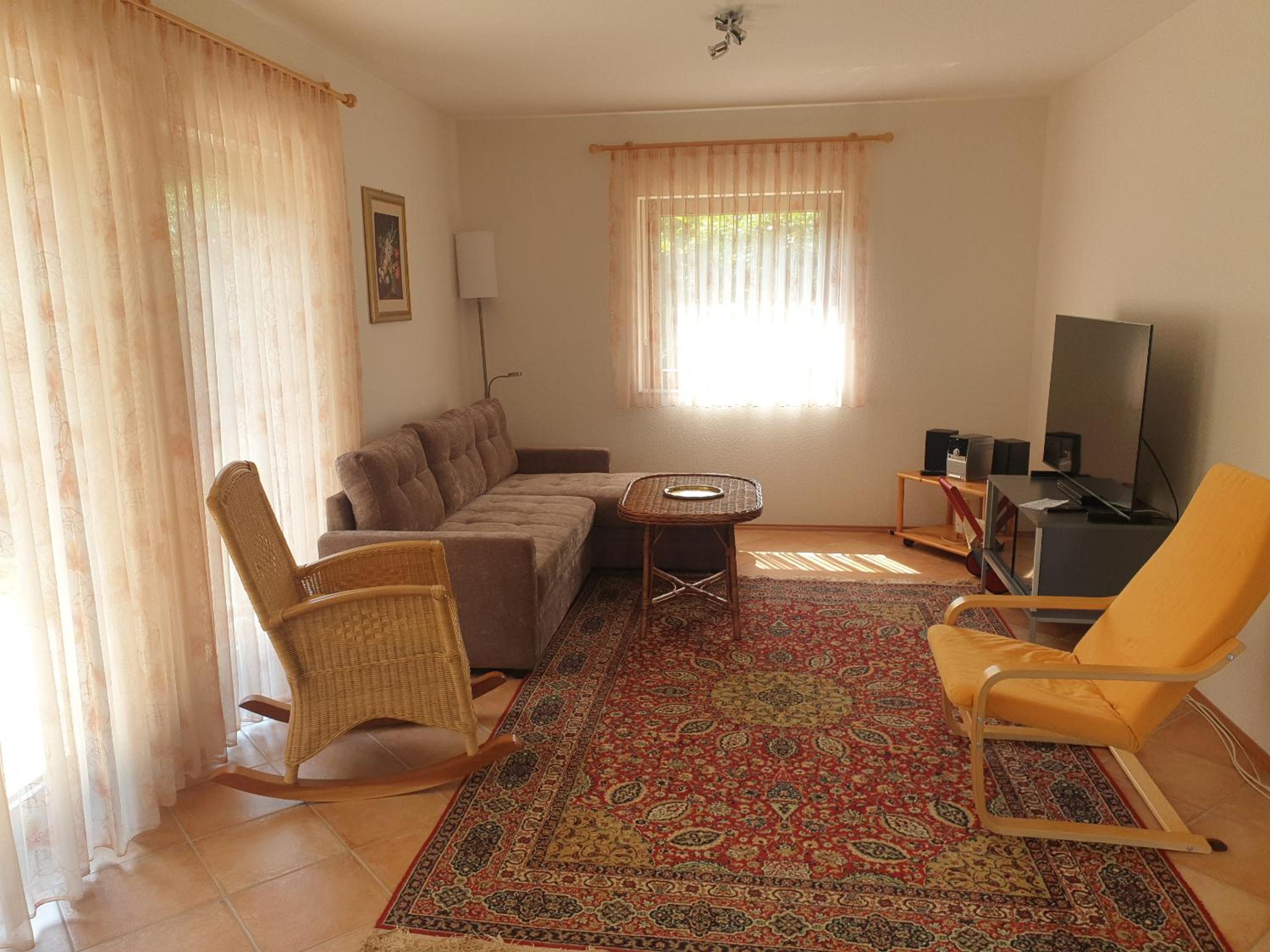 Martha - Ferienhaus, 3 Schlafzimmer, 2 bis 6 Personen, S-Bahn nach Berlin, Strausseenähe, ruhige Lage view 2