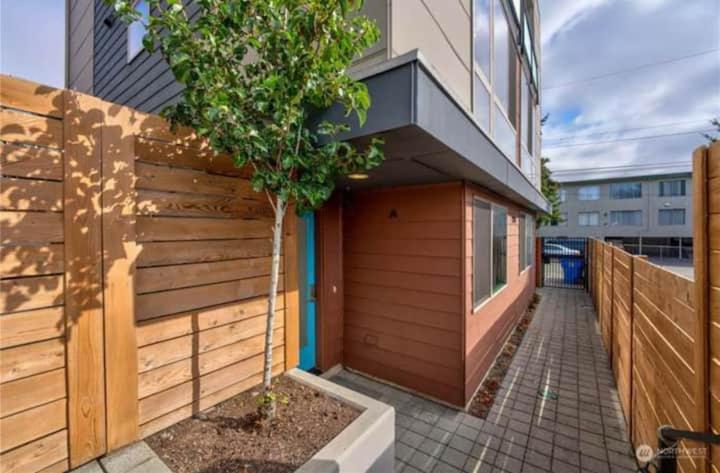 Stunning Seattle Retreat with Roof Top - Utopia Luxury Stay view 3