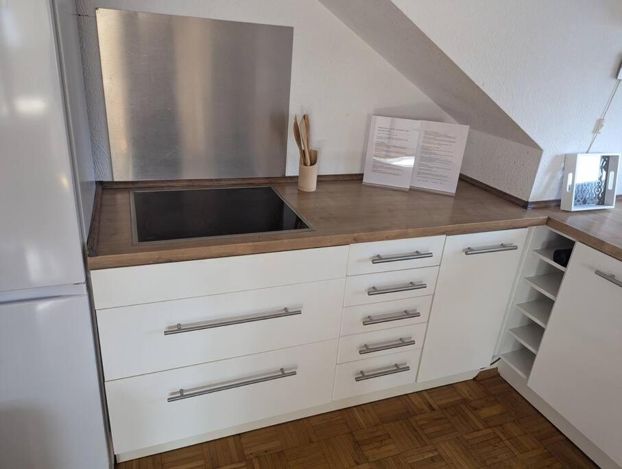 Exklusives 2 Zimmer Dachstudio mit Kamin Perfekte Lage für Phantasialand und Köln Messe inkl Parkplatz und Vollausstattung