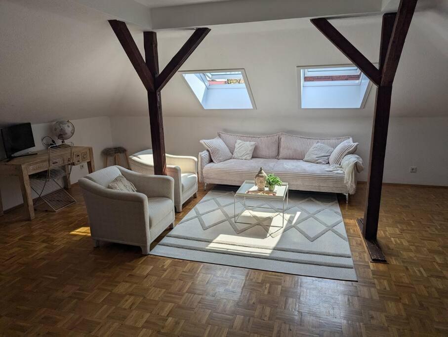 Exklusives 2 Zimmer Dachstudio mit Kamin Perfekte Lage für Phantasialand und Köln Messe inkl Parkplatz und Vollausstattung