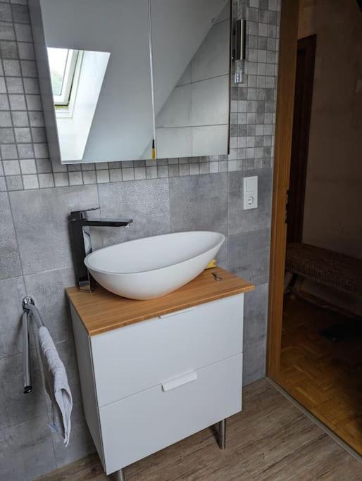 Exklusives 2 Zimmer Dachstudio mit Kamin Perfekte Lage für Phantasialand und Köln Messe inkl Parkplatz und Vollausstattung